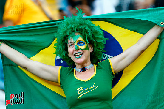 6 – مشجعة ترتدى علم البرازيل 