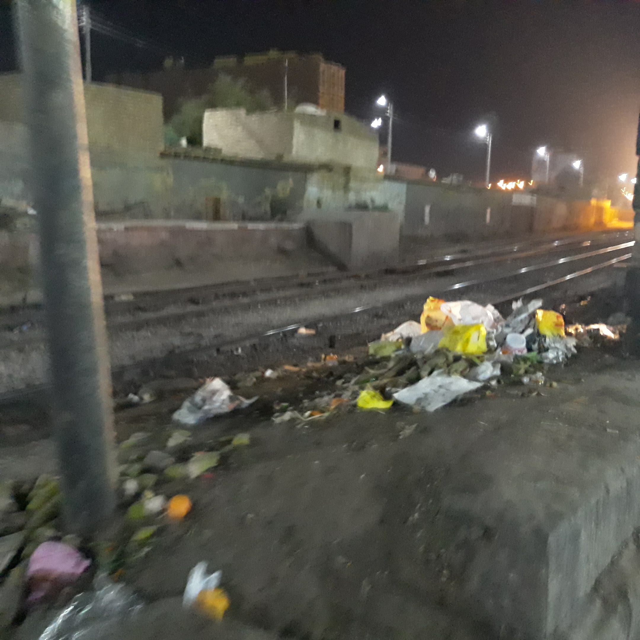انتشار القمامة بمزلقان محطة السكة الحديد (3)
