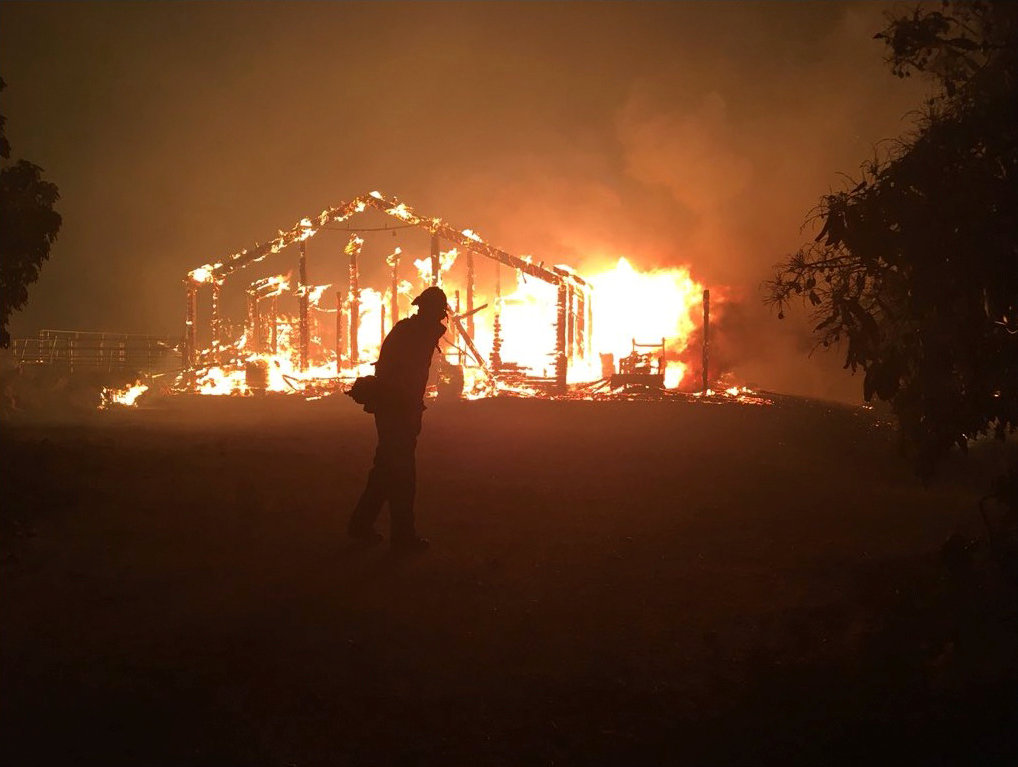 السلطات الأمريكية تواصل جهودها لإخماد حرائق الغابات فى كاليفورنيا