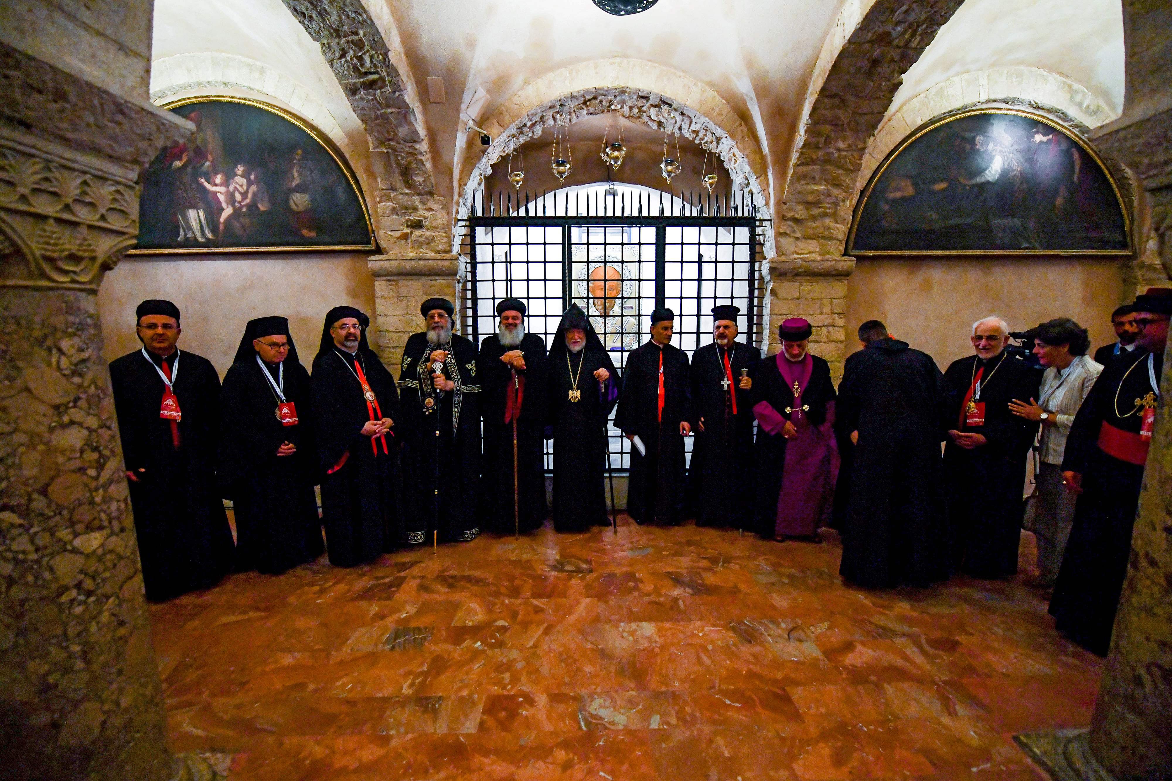 رجال دين فى كنيسة سانت نيكولاس البابوية