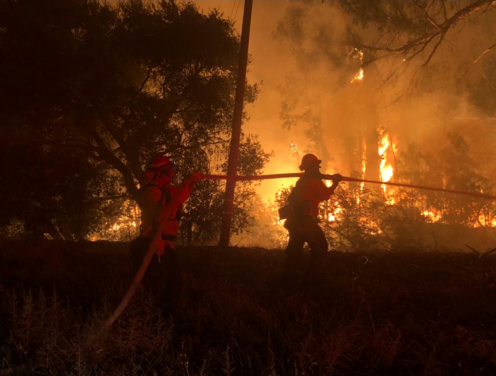 محاولات إخماد حرائق الغابات فى كاليفورنيا