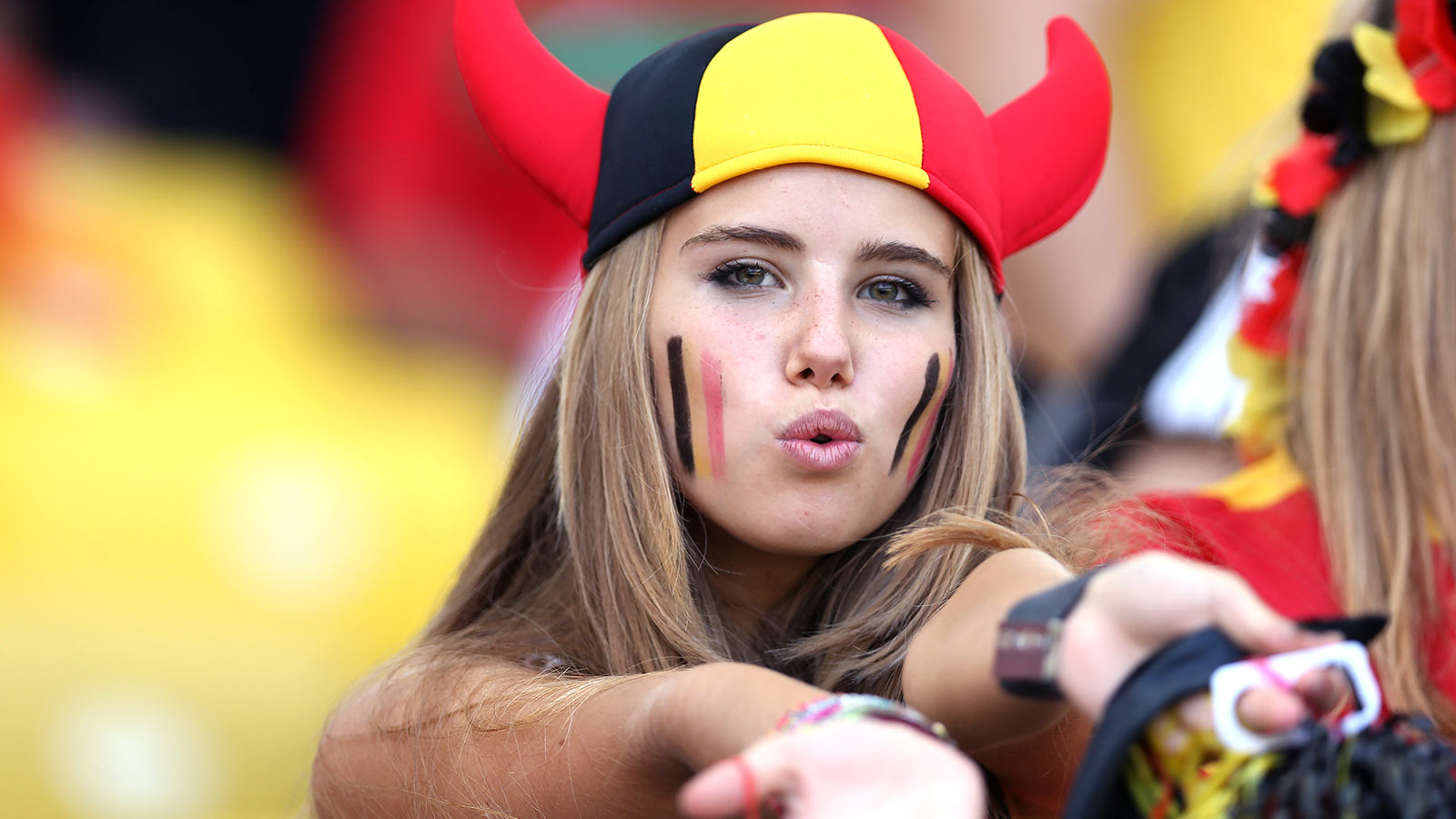 إحدى مشجعات منتخب بلجيكا الشياطين الحمر
