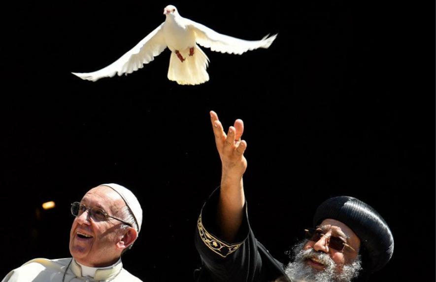 بابا الفاتيكان والبابا تواضروس الثانى يطيران حمامة كعلامة للسلام خارج كنيسة