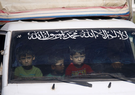 أطفال سوريون يعودون لمحافظتهم 