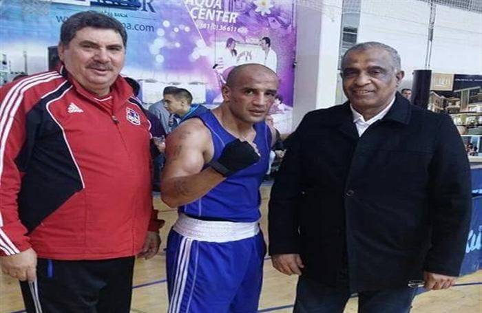 عبد الرحمن عرابى يتوسط رئيس اتحاد الملاكمة و المدرب عبد الرحمن عرابى يتوسط رئيس اتحاد الملاكمة و المدرب