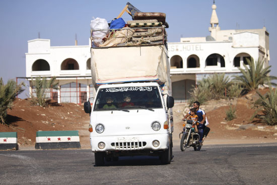 سيارة تحمل أمتعة النازحين السوريين 