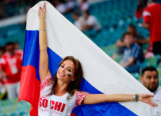 مشجعة روسية ترتدى علم بلادها 