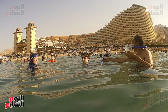 صور السحر والجمال على شواطئ العين السخنة أمام سلاسل الجبال الأجانب والمصريون يقبلون على أكبر شاطئ أمام مياه خليج السويس والبدو المياه صحية وتعالوا شوفوا والمحافظ يدعوا المواطنين للاستمتاع اليوم السابع