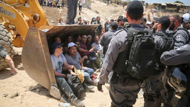 عناصر الشرطة الإسرائيلية خلال اشتباكات مع متظاهرين فلسطينيين في قرية خان الاحمر البدوية في الضفة الغربية