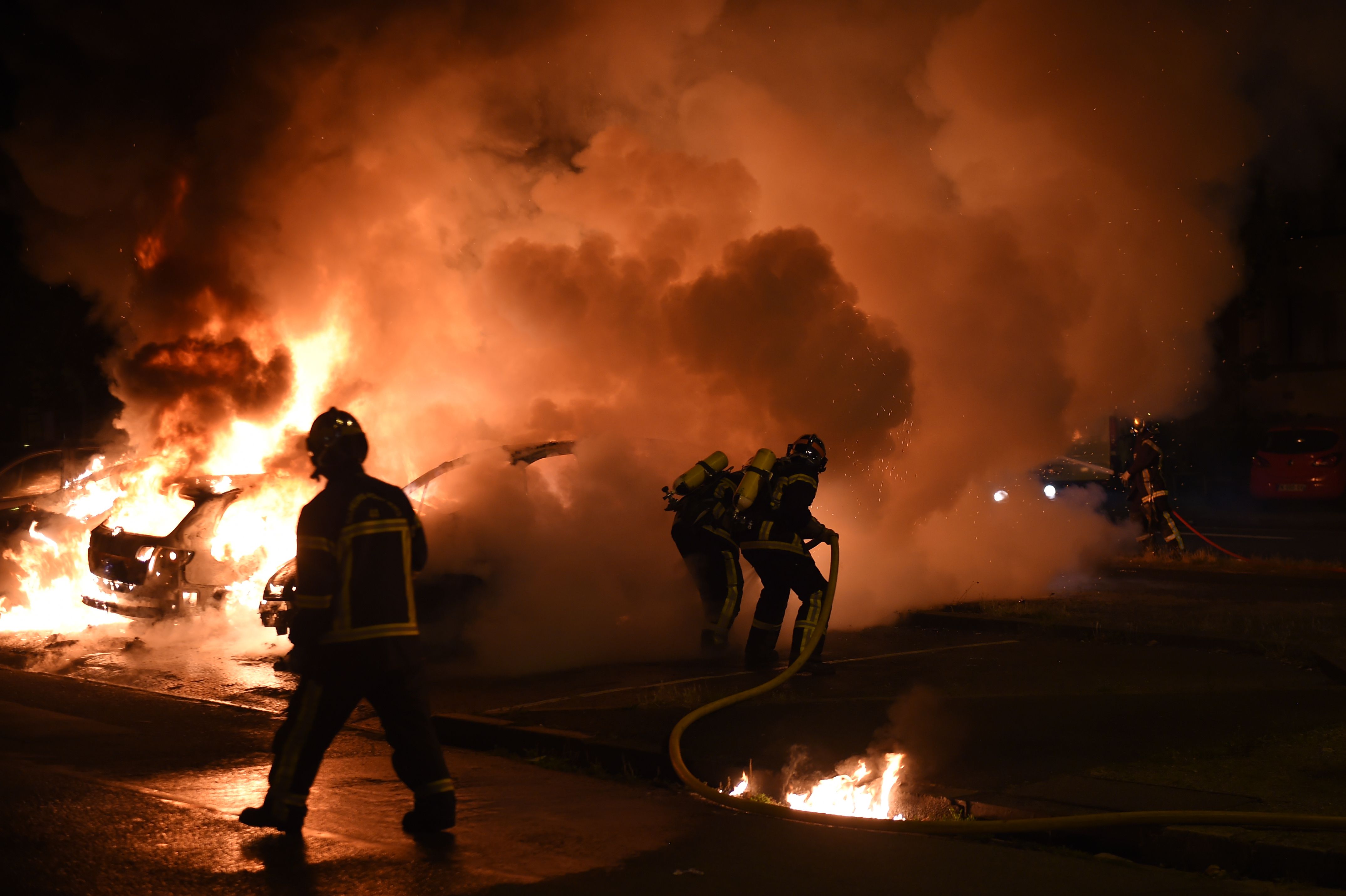 رجال الاطفاء تكافح النيران