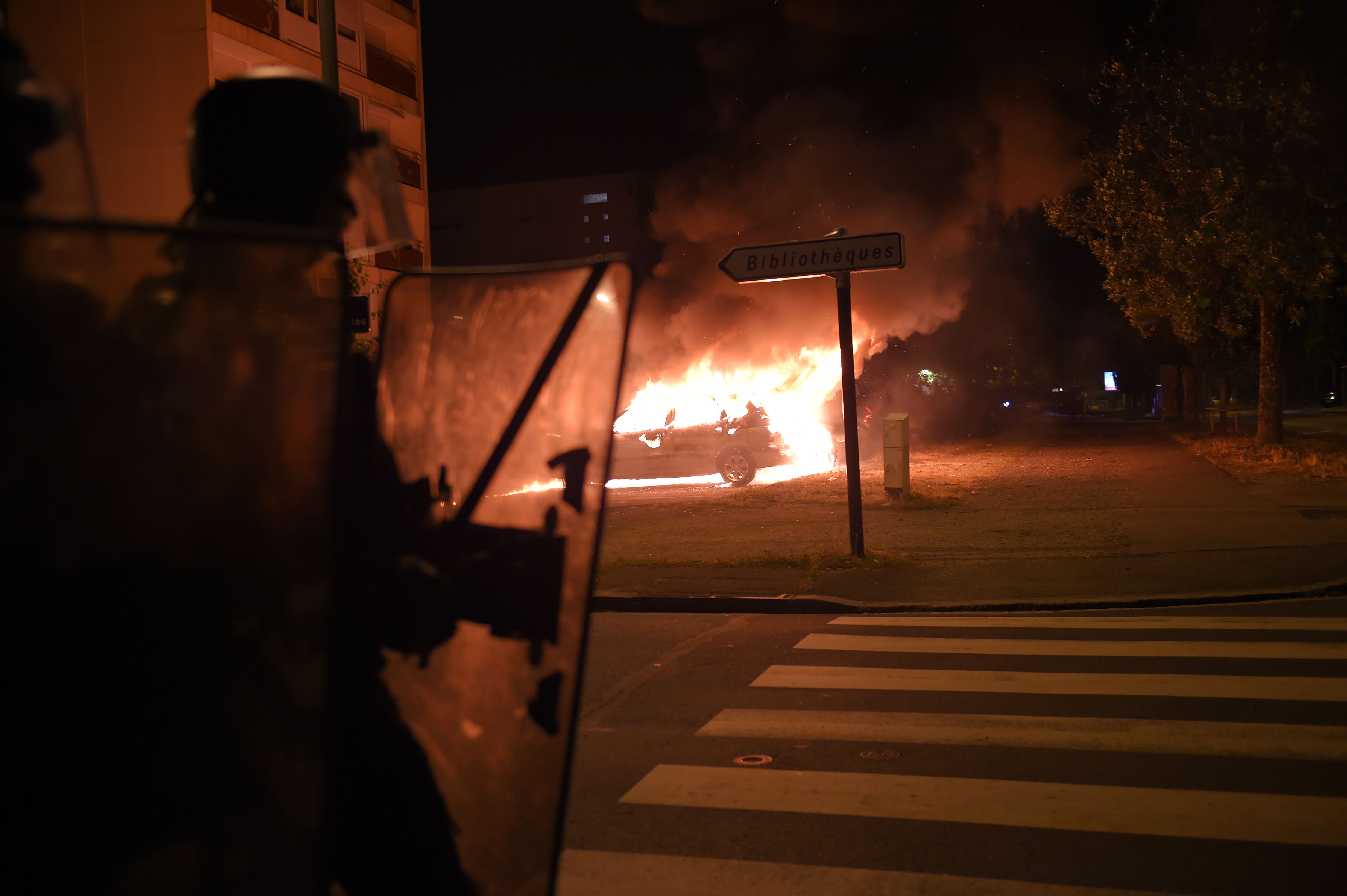 المتظاهرون يصرمون النيران فى إحدى السيارات