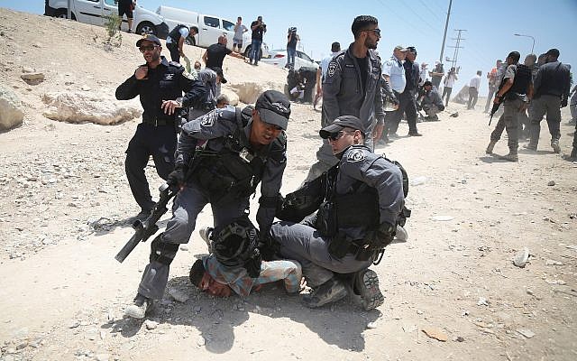 ههمجية الاحتلال ضد لافلسطينيين بالخان الاحمر