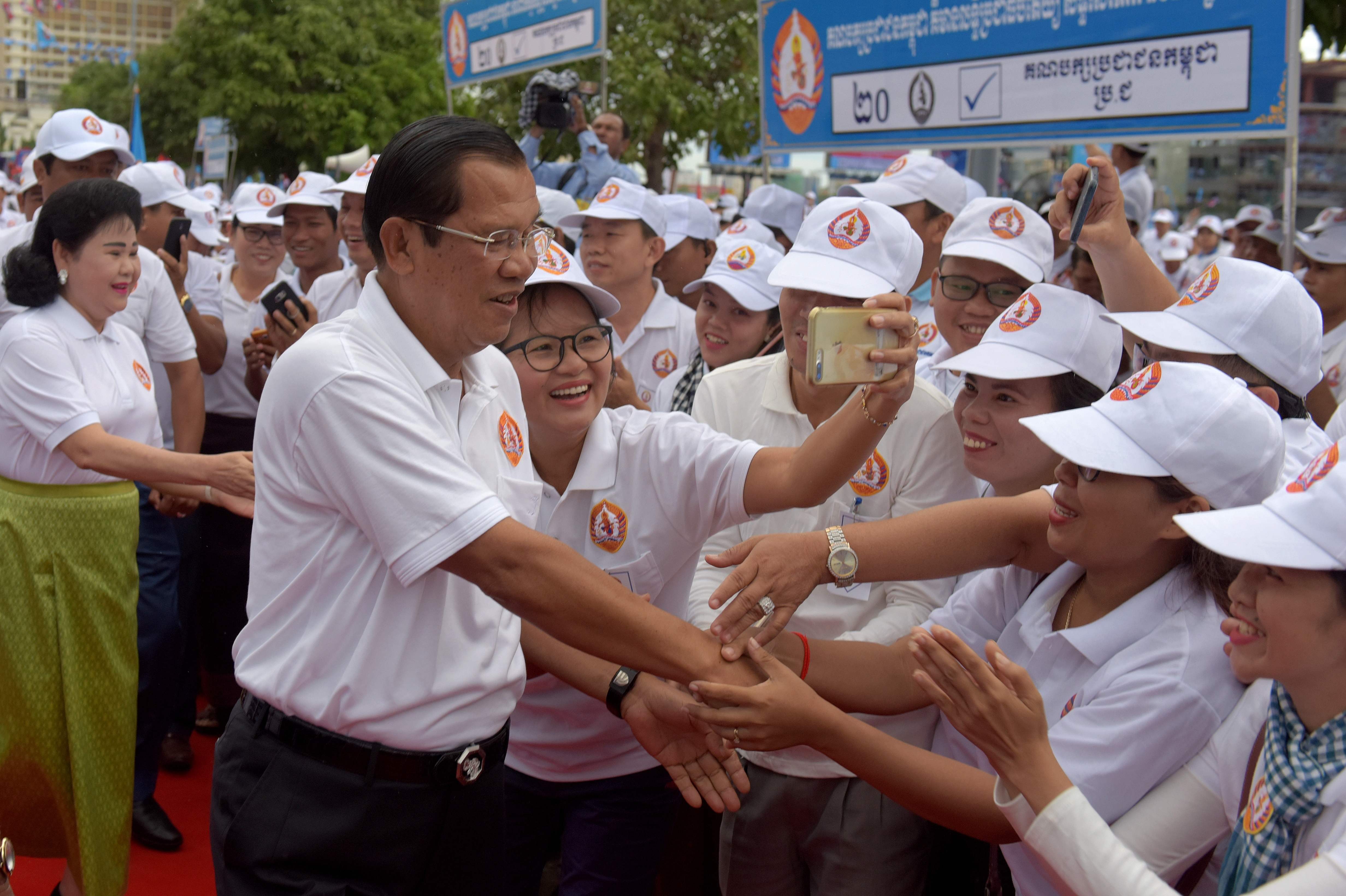 جانب من انطلاق الحملة الانتخابية لرئيس وزراء كمبوديا بالعاصمة بنوم بنه