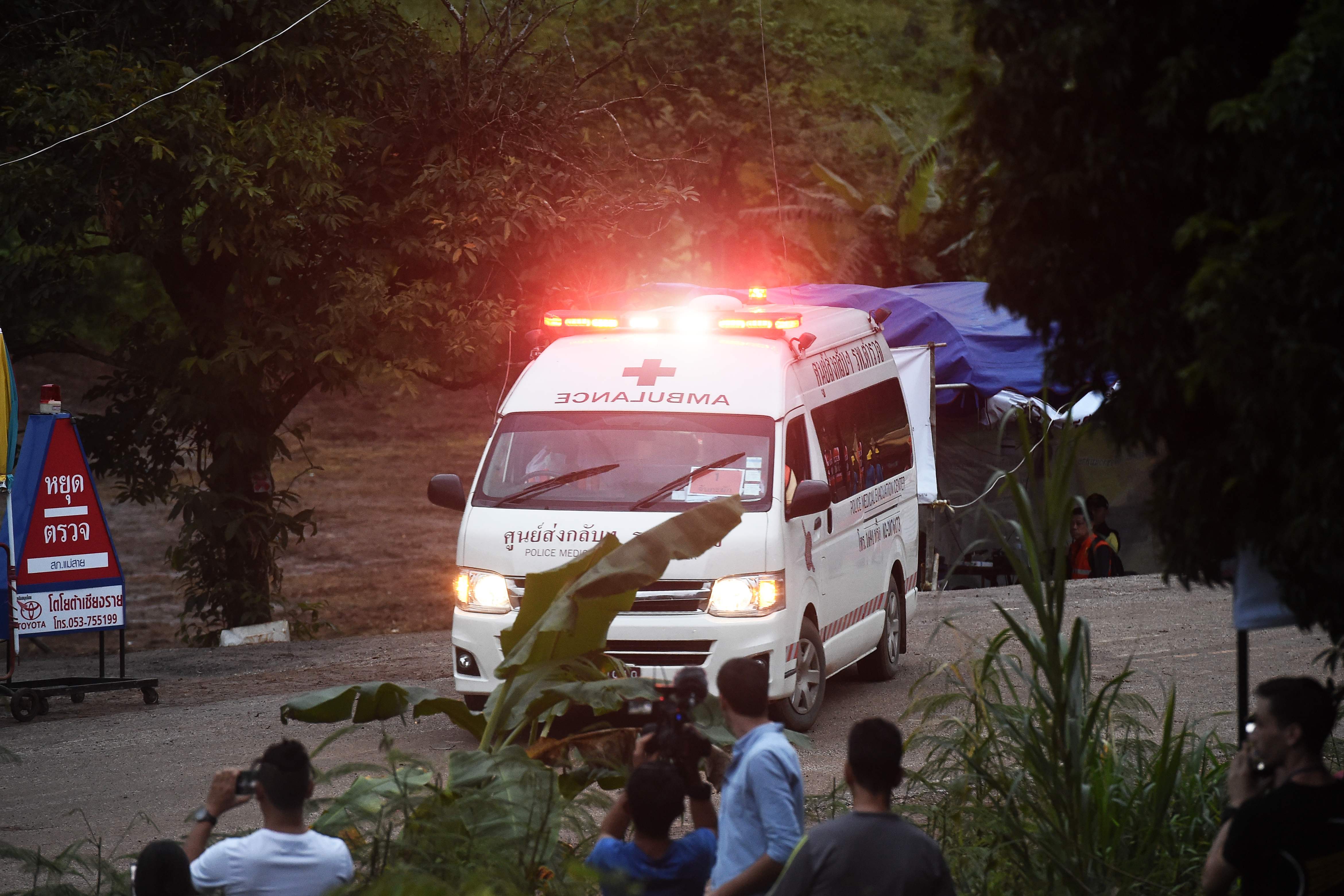نقل طفلين تم انقاذهم من الكهف فى تايلاند