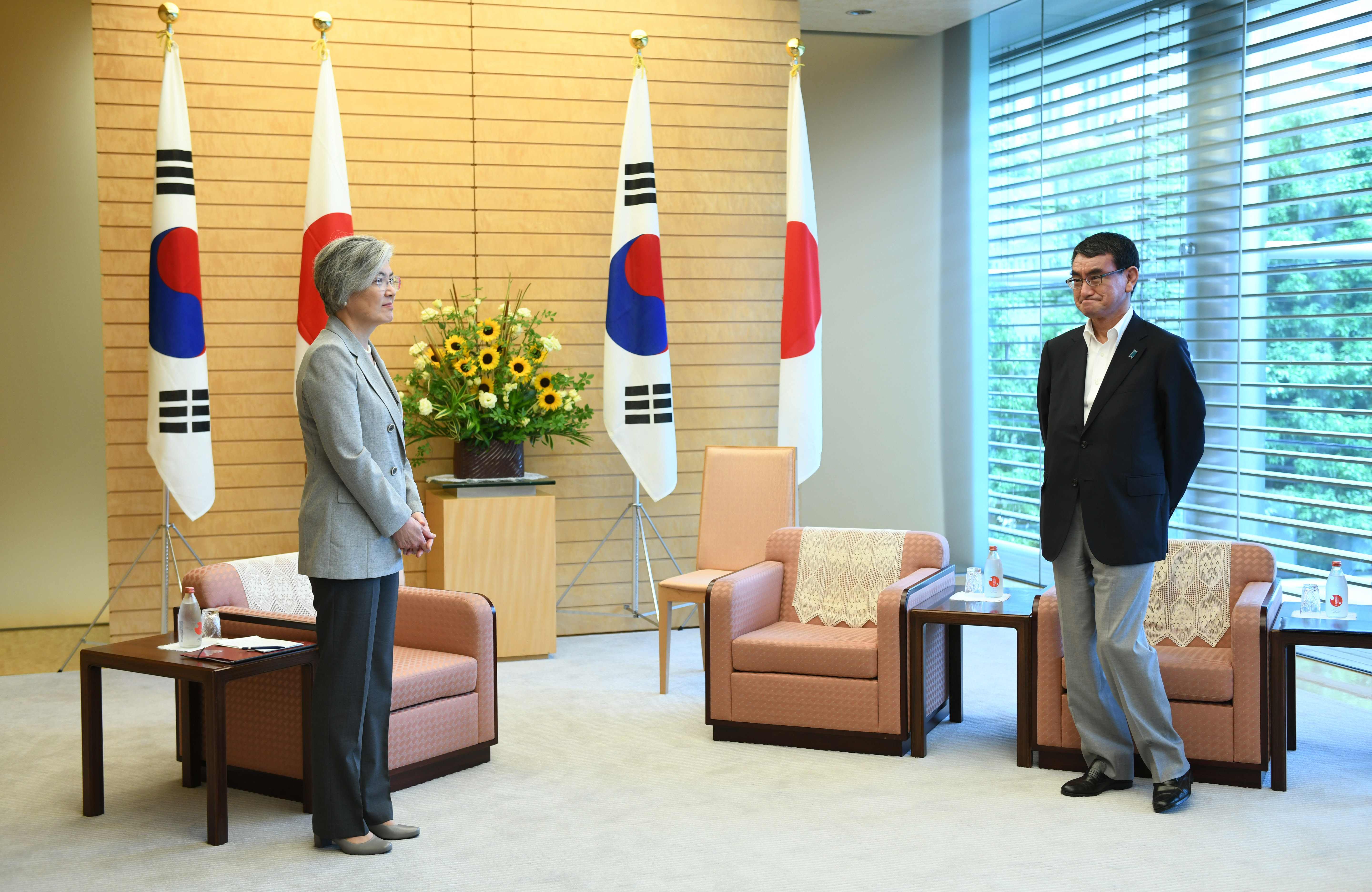 لقاء بين رئيس الوزراء اليابانى وزير خارجية كوريا الجنوبية