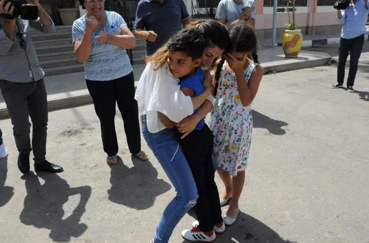 فرحة أسرة الطفل بعودته