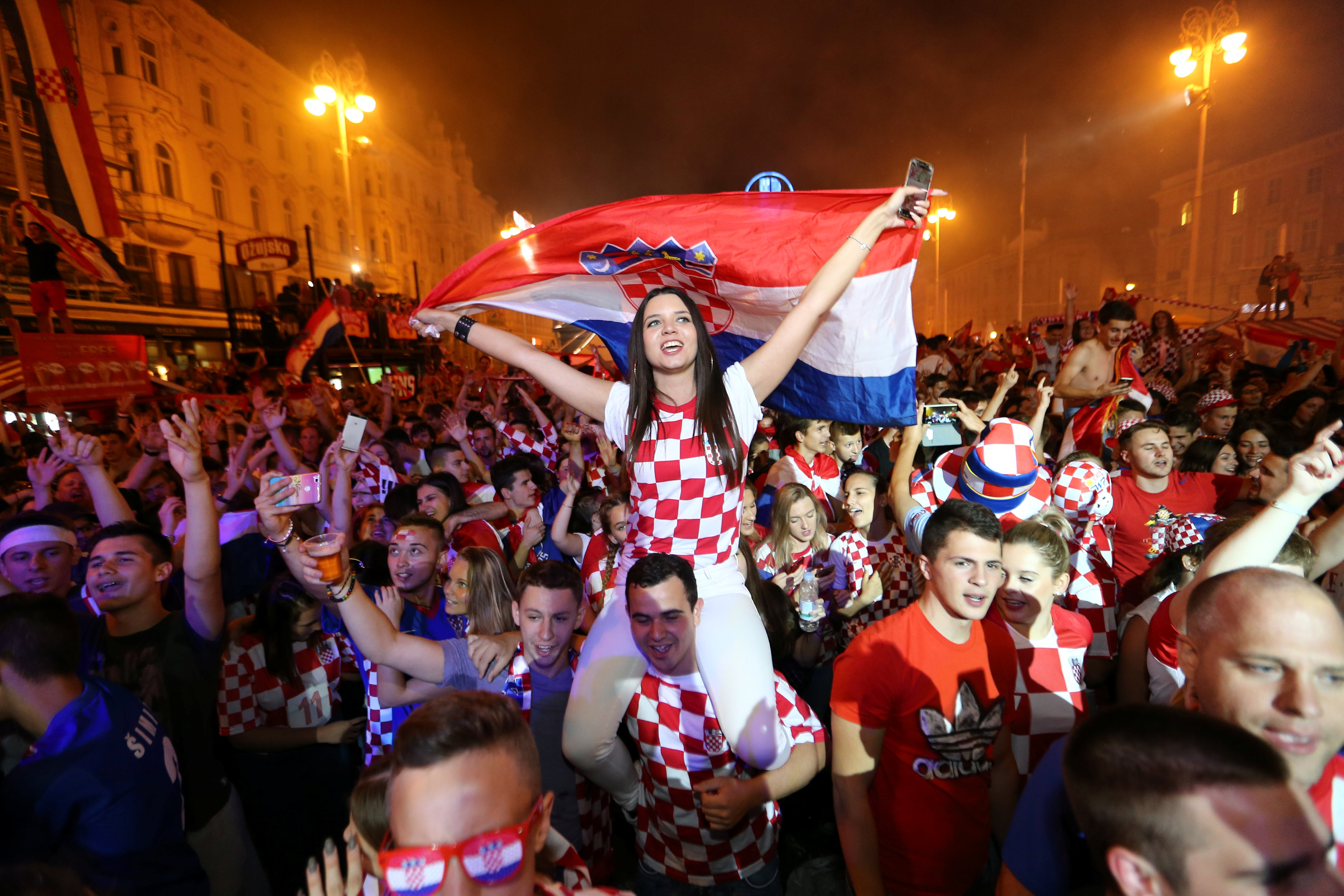 احتفالات منتخب كرواتيا بعد التأهل لنصف نهائي مونديال 2018 (6)