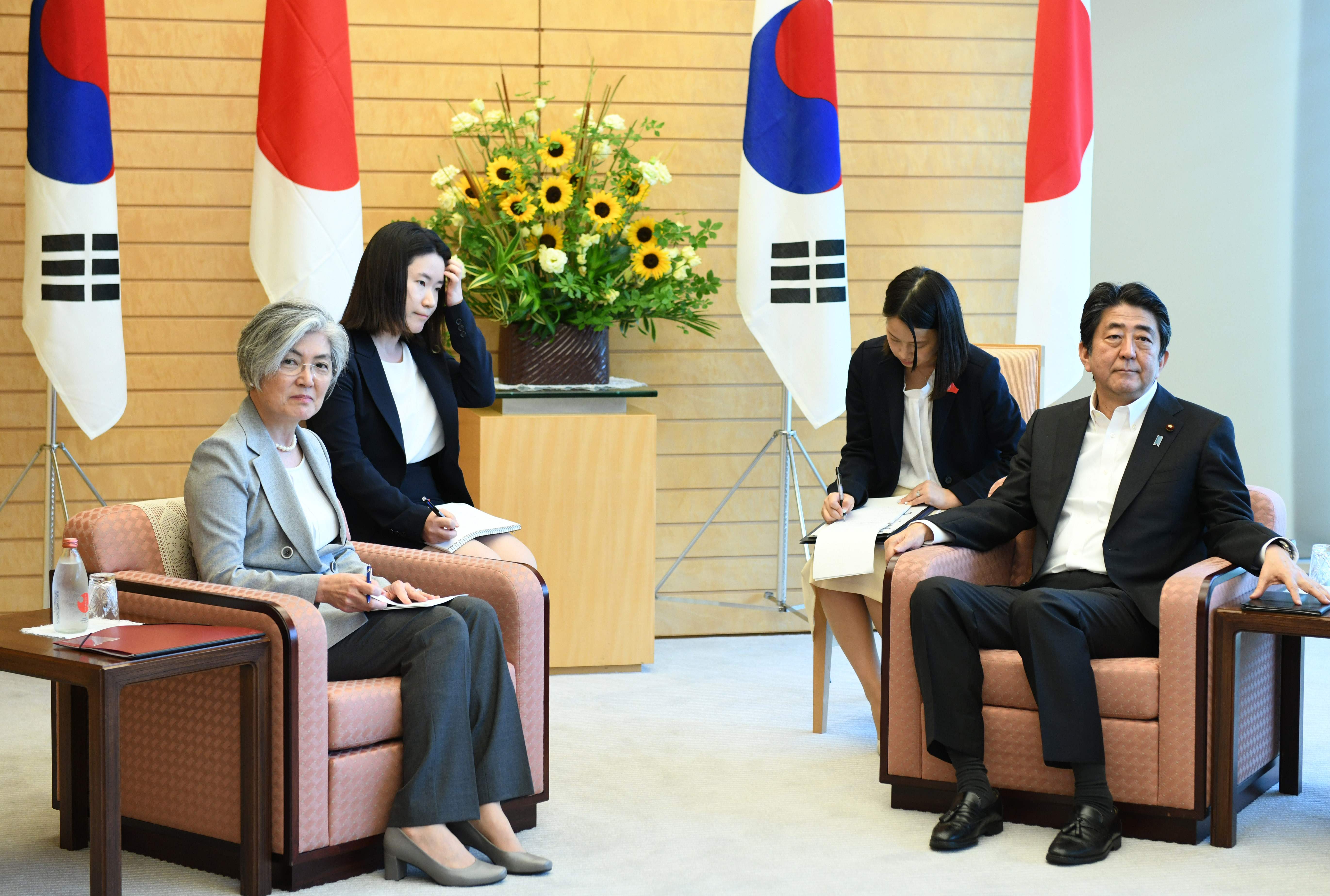رئيس الوزراء اليابانى مع وزير خارجية كوريا الجنوبية