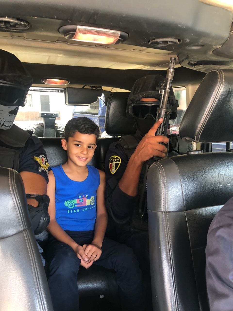 الطفل بحوزة رجال الأمن عقب عودته..