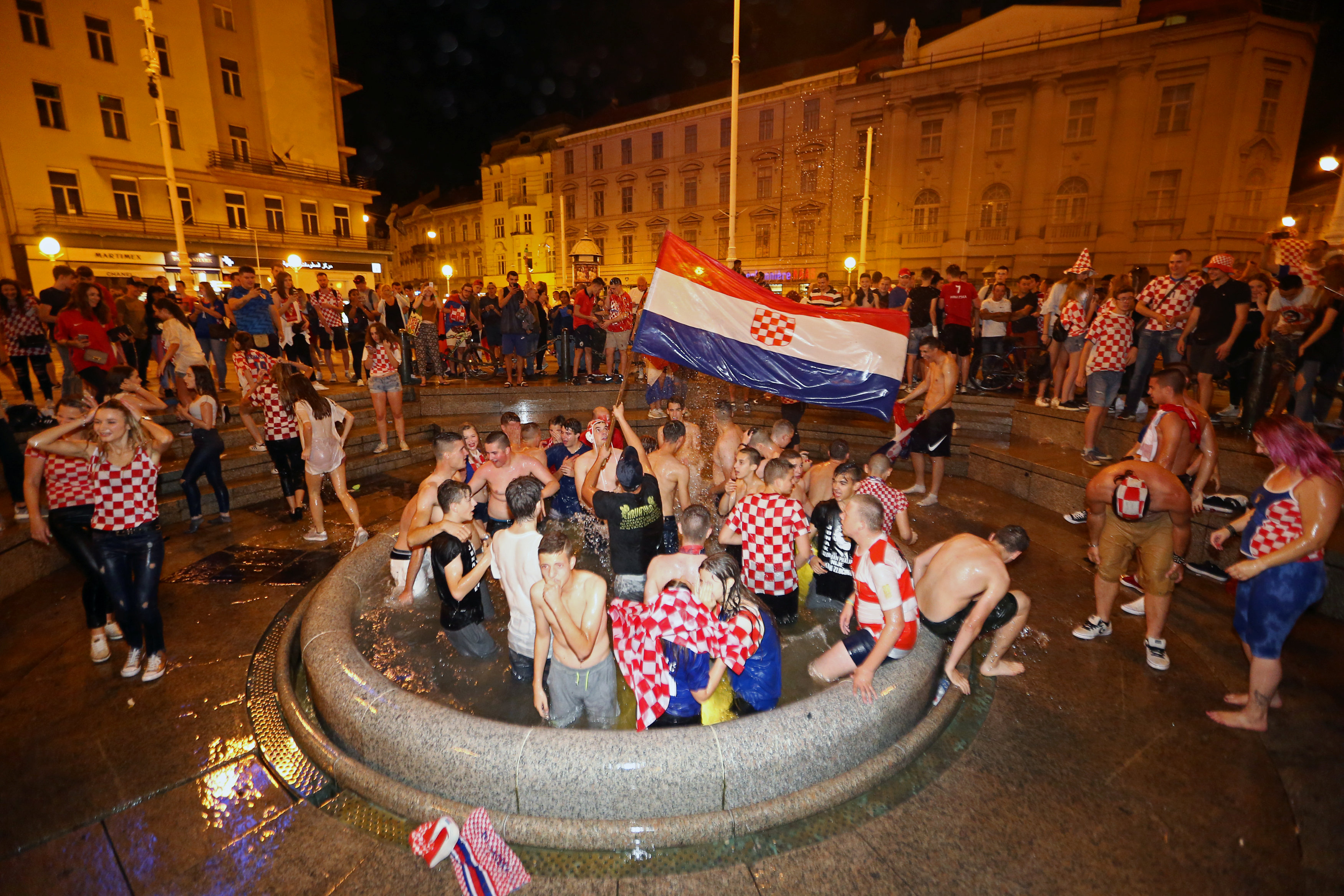 احتفالات منتخب كرواتيا بعد التأهل لنصف نهائي مونديال 2018 (4)