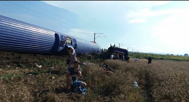 قطار تركيا عقب خروجه عن القضبان