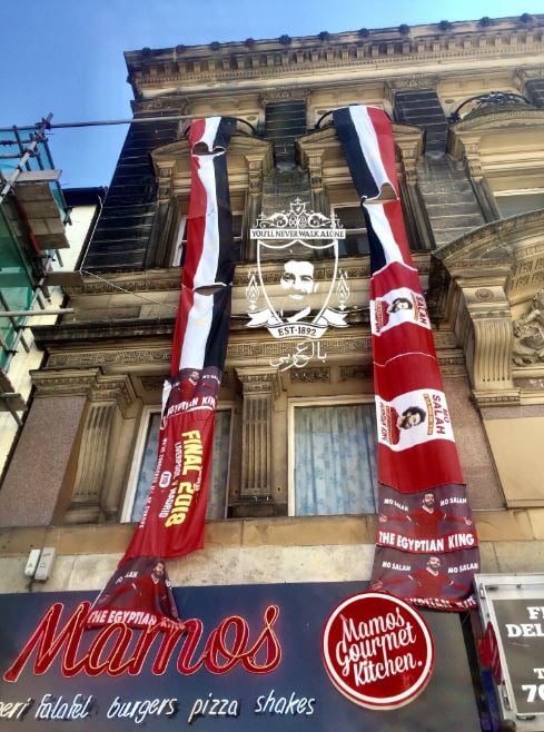 علم مصر على أحد المبانى بلفربول