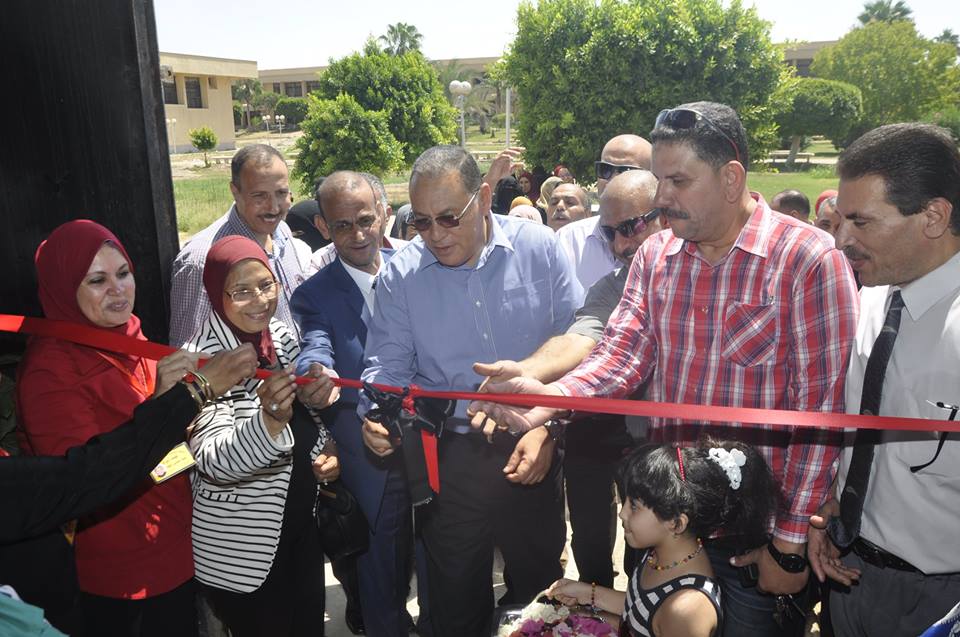 1- رئيس الجامعة يفتتح المعرض 1- رئيس الجامعة يفتتح المعرض