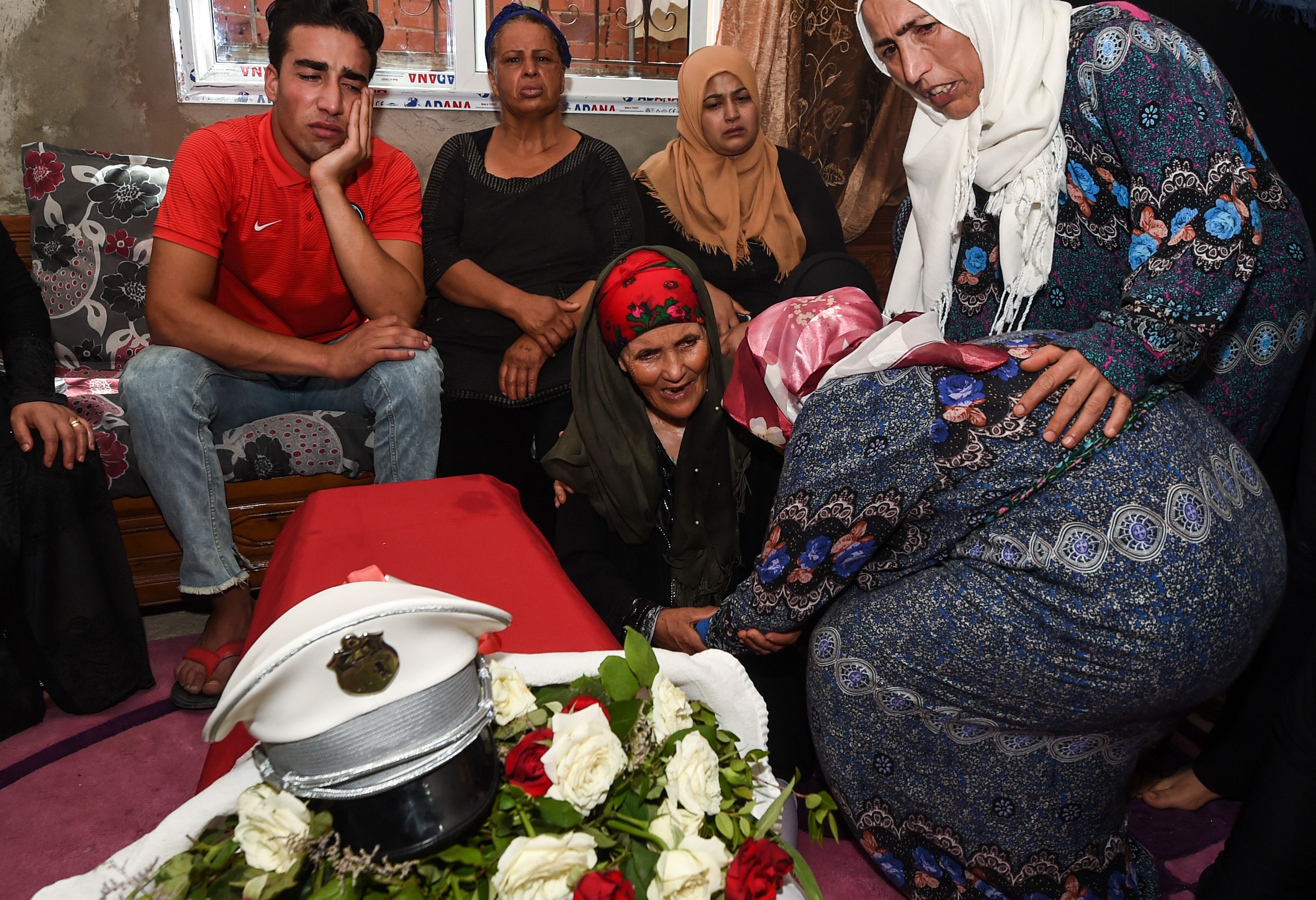 تأبين أمنين قتلوا فى تونس فى هجوم نفذه مسلحون  شمال غرب البلاد