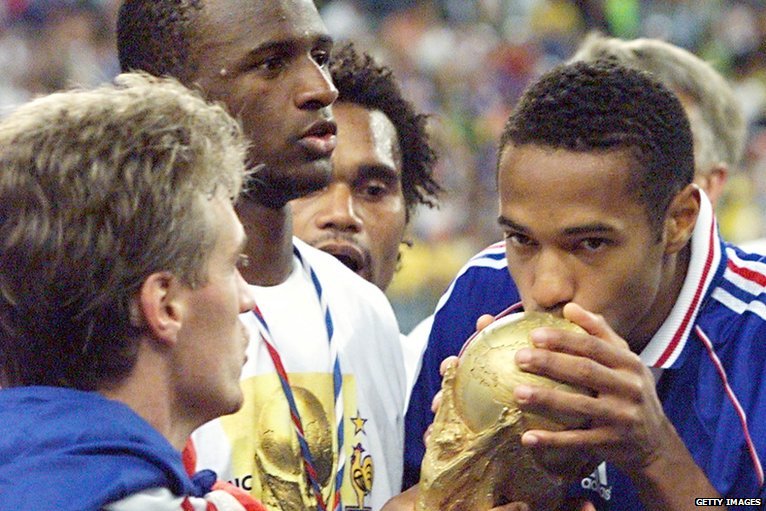 هنرى يقبل كأس العالم