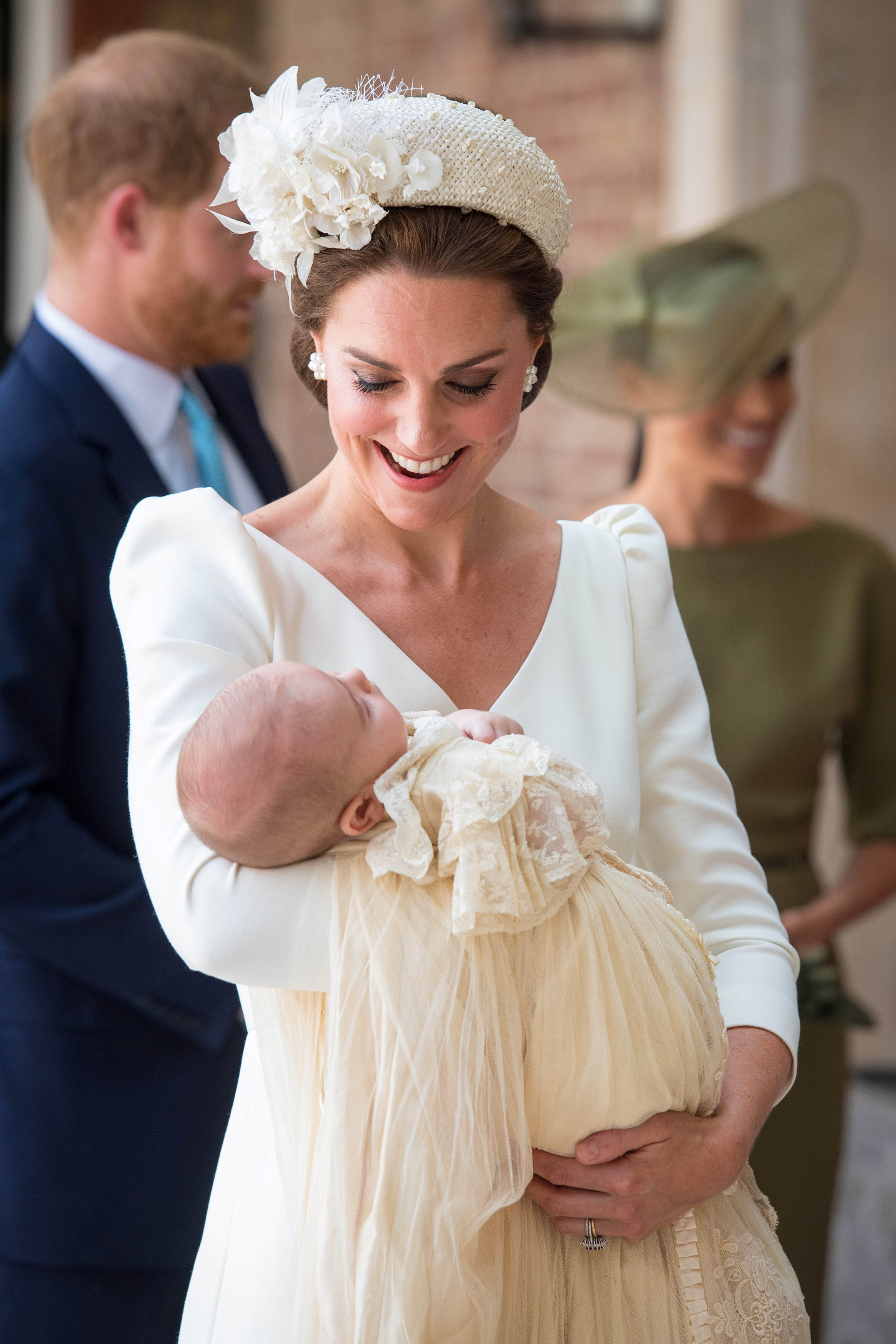 الأميرة كيت تبتسم لطفلها الأمير لويس قبل حفل تعميده