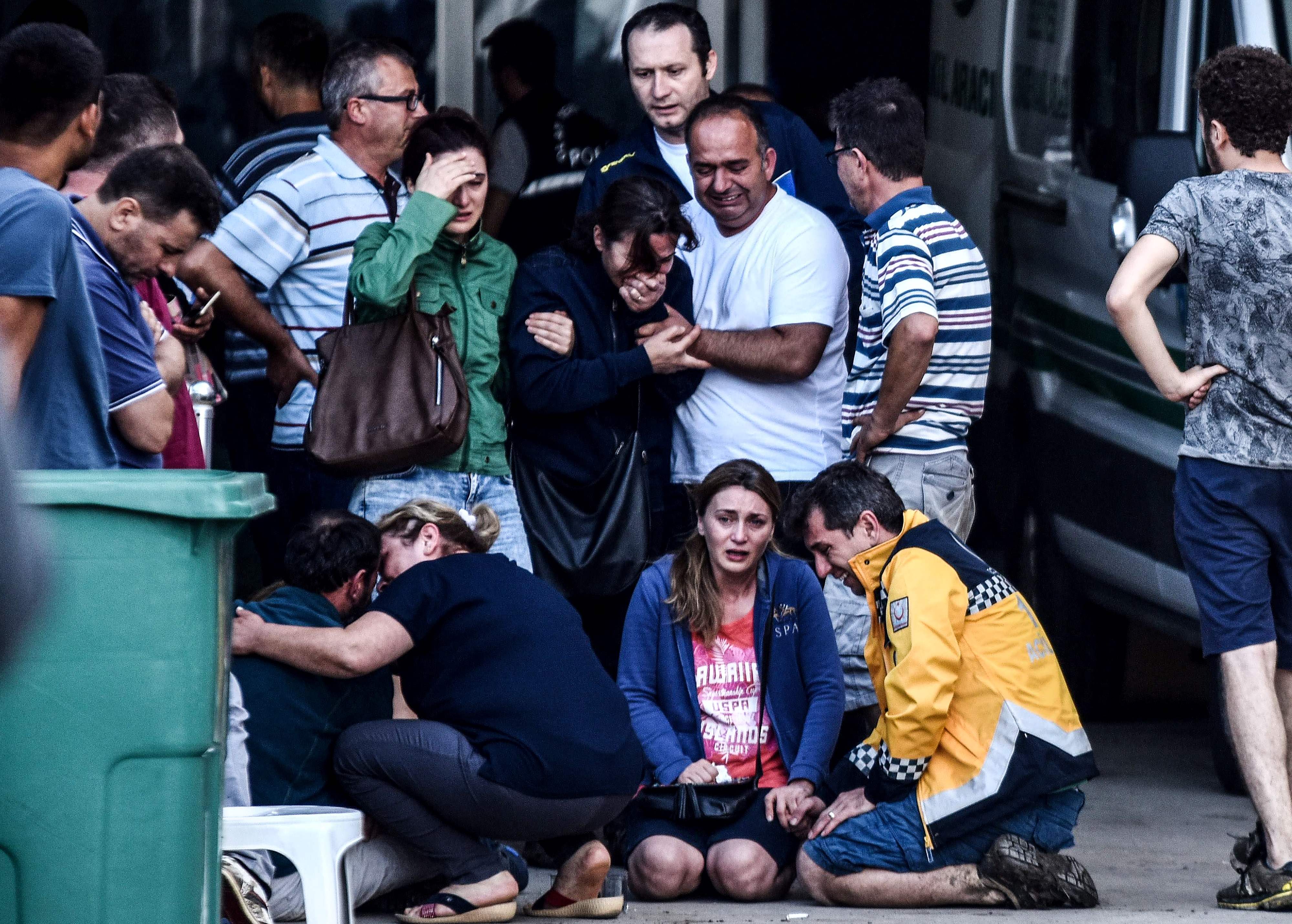 أهالى ضحايا خروج قطار ركاب عن القضبان فى تركيا