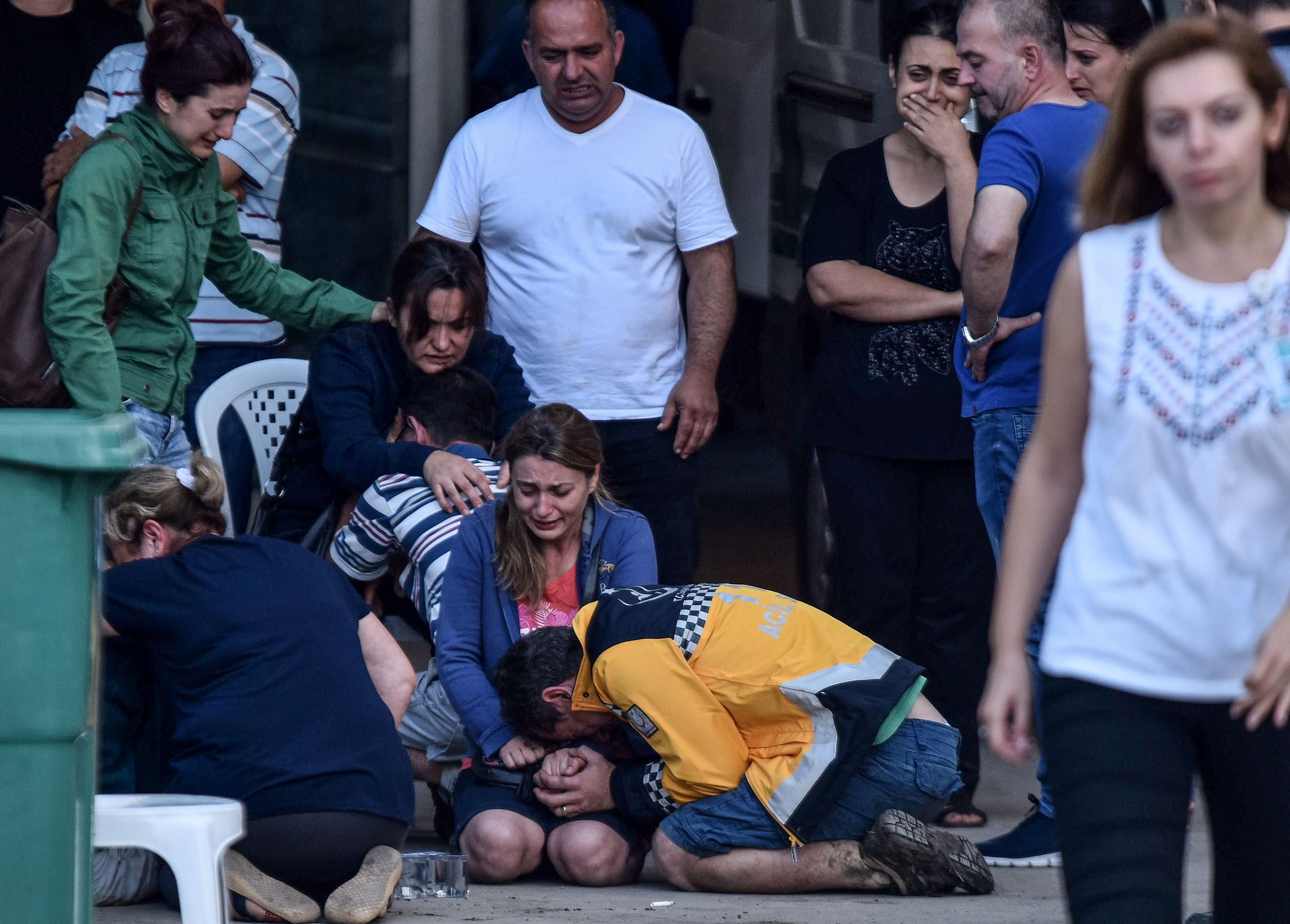 جانب من بكاء أهالى ضحايا خروج قطار ركاب عن القضبان فى تركيا