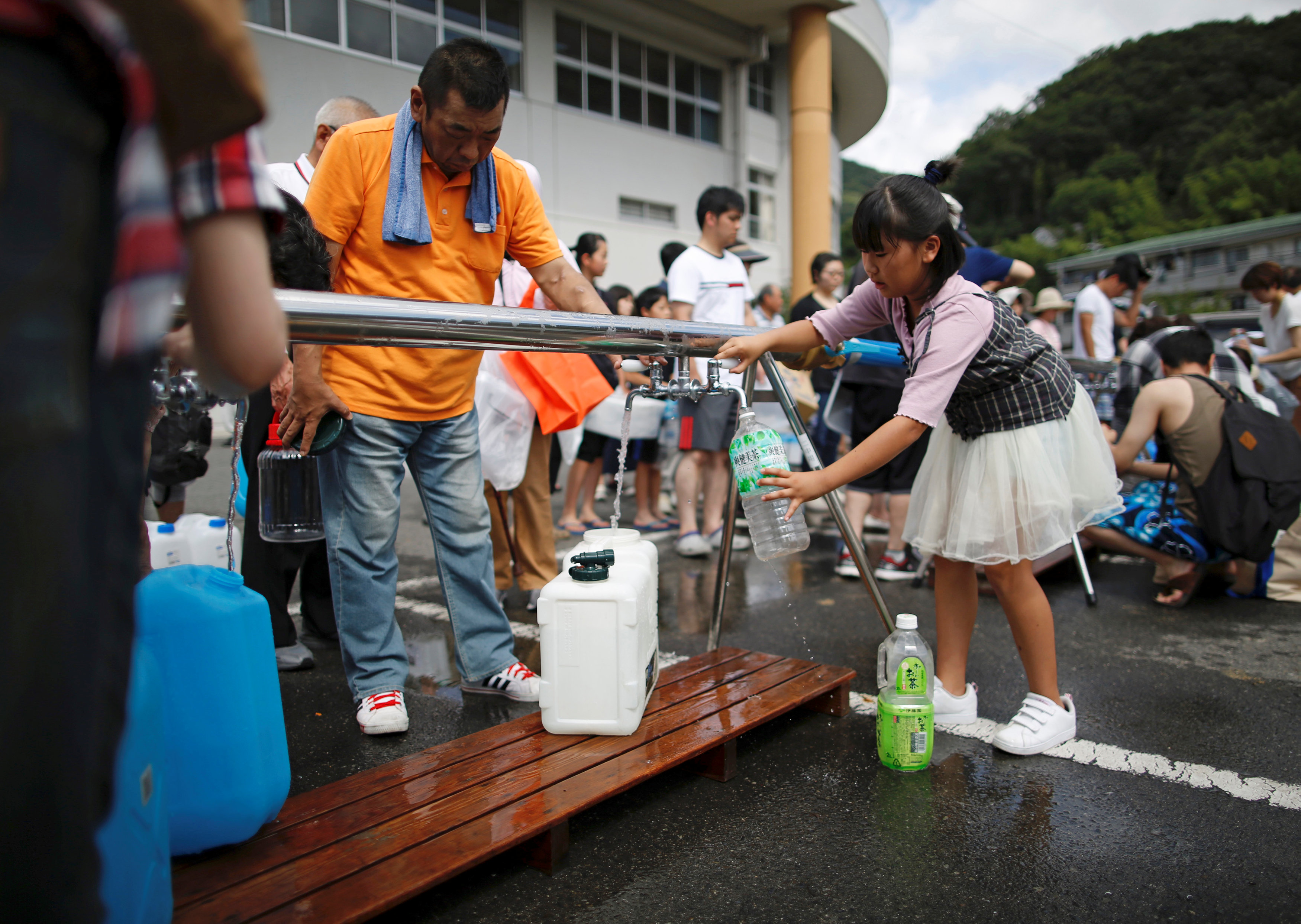 السلطات اليابانية تدفع بالمياه