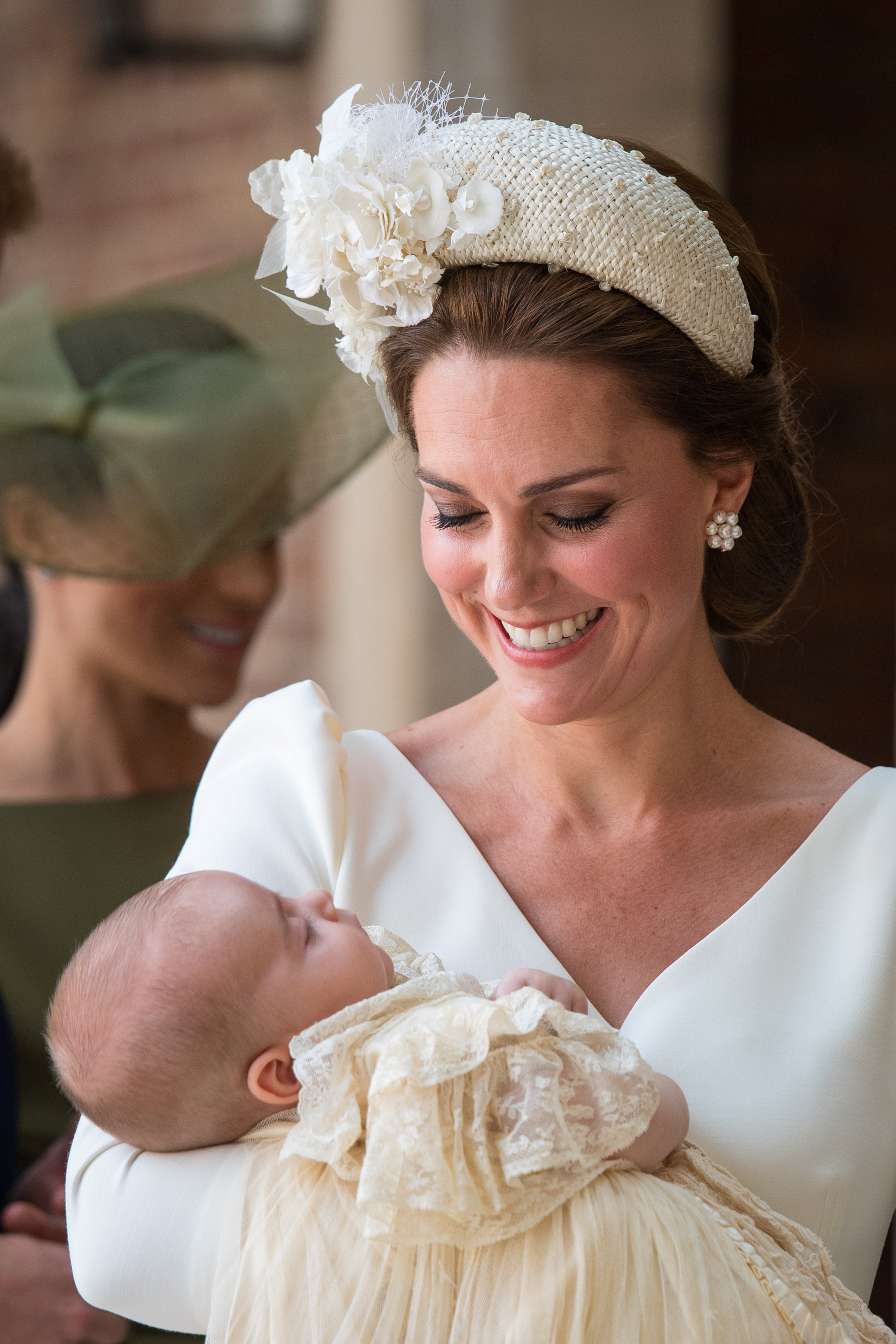 الأميرة كيت تحمل طفلها الأمير لويس قبل حفل التعميد