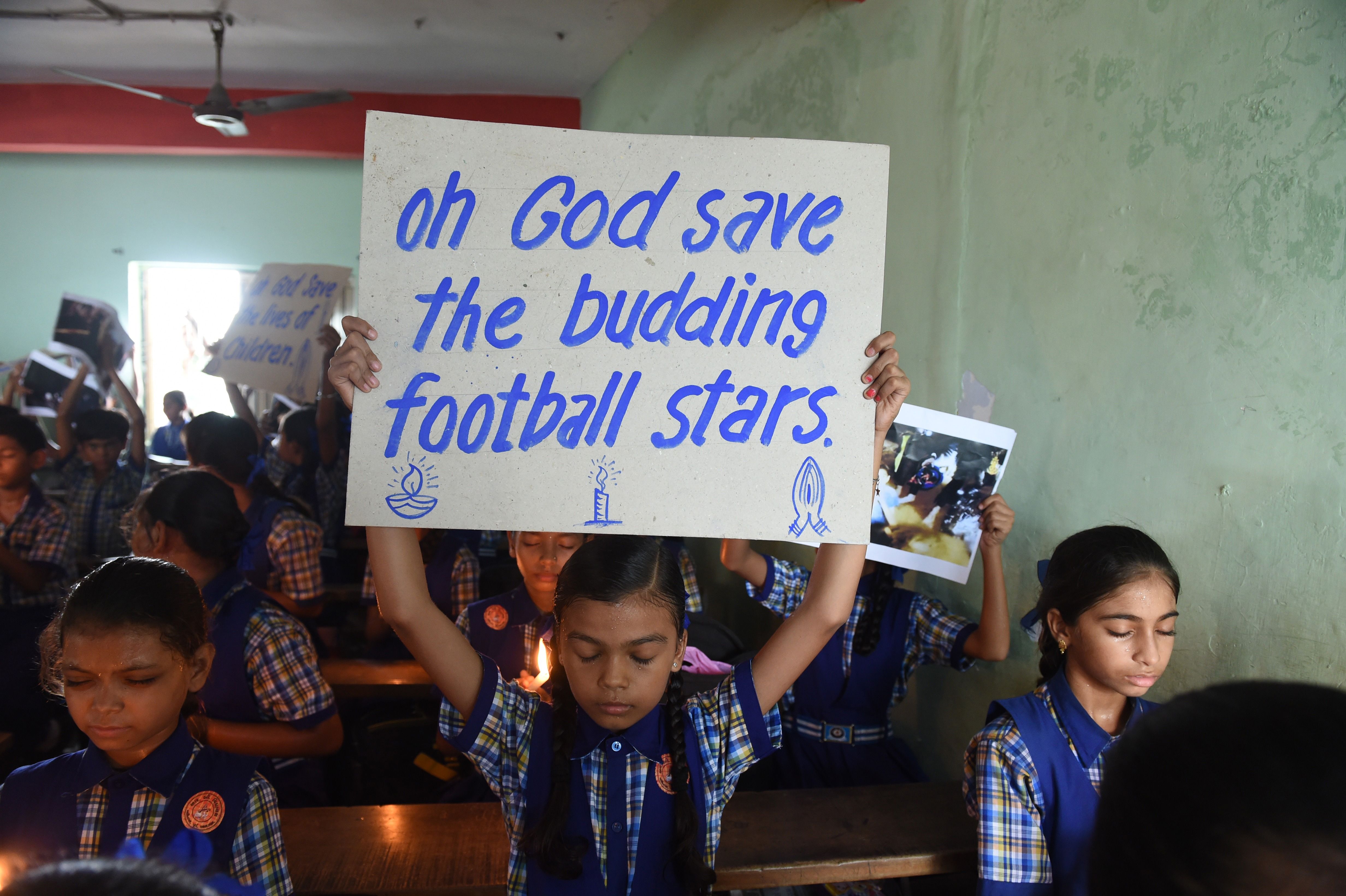 تلاميذ الهند يتضامنون مع أطفال الكهف بتايلاند على طريقتهم الخاصة