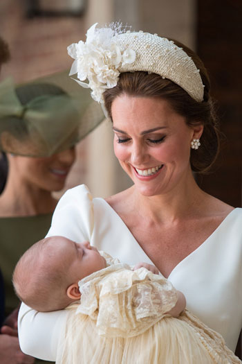 الأميرة كيت تبتسم لطفلها الأمير لويس قبل حفل تعميده