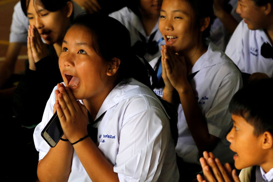 تايلانديون يصلون من أجل الأطفال