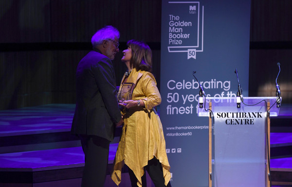 رئيس جائزة مان بوكر تسلم مايكل أونداتجى جائزة رواية المريض الإنجليزى