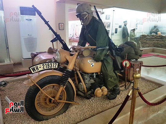 مجسم لجندى خلال الحرب العالمية يركب دراجة نارية BMW