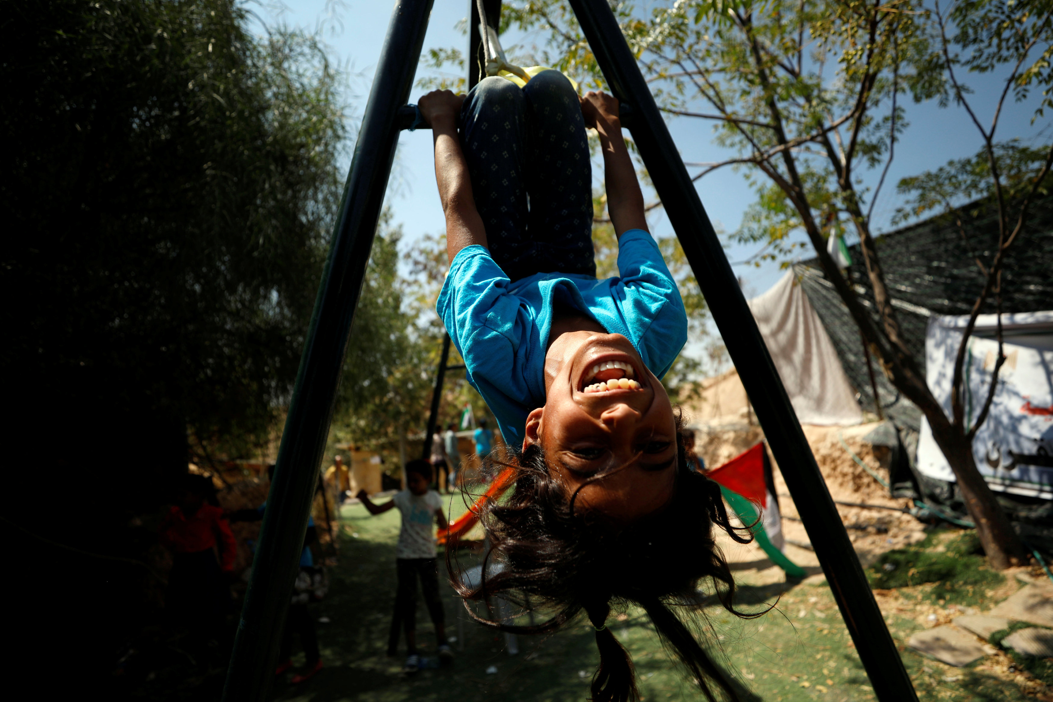 طفلة فلسطينية تلعب داخل القرية