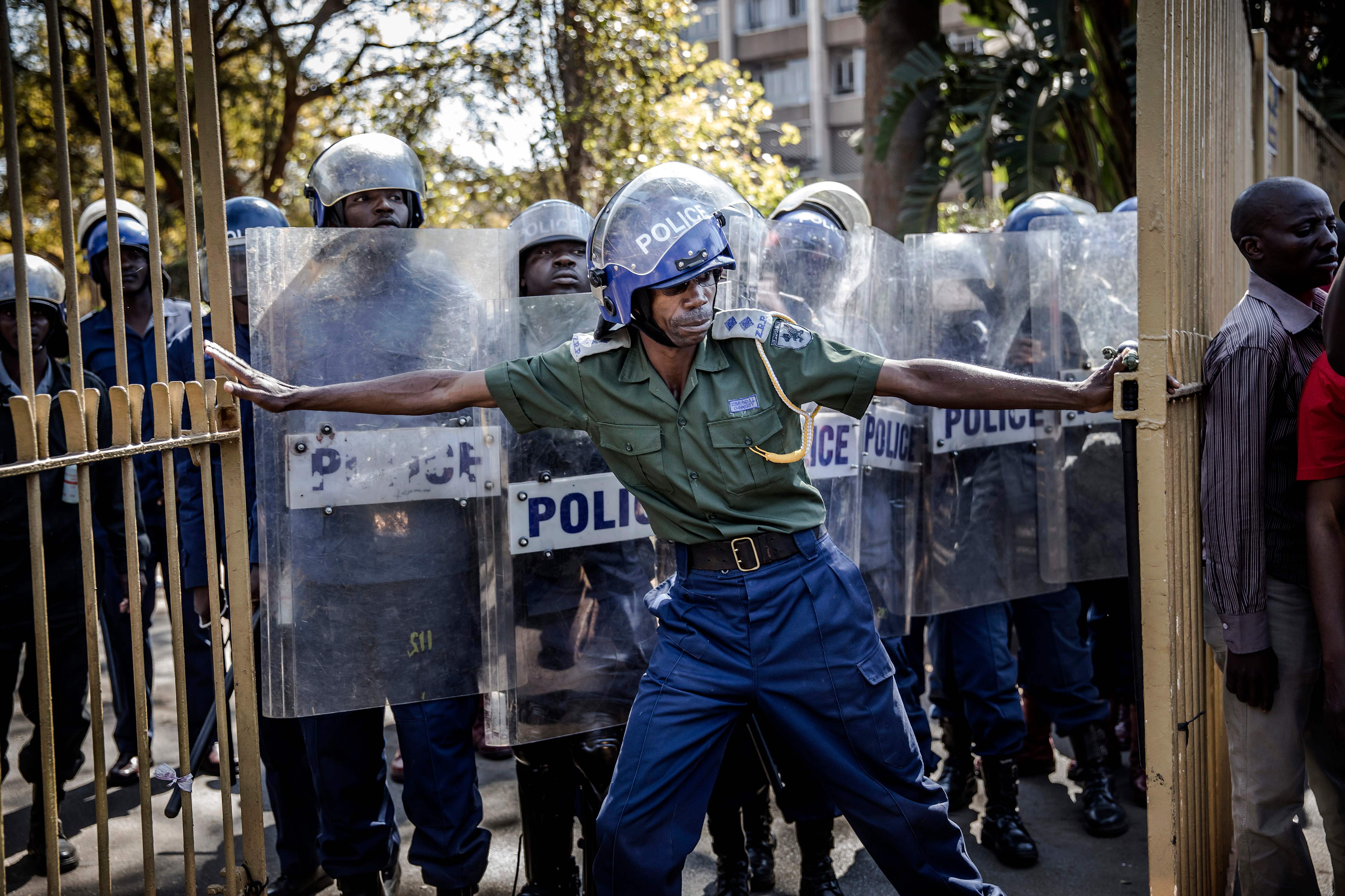 شرطة زيمبابوى تحاول التعامل مع المظاهرات