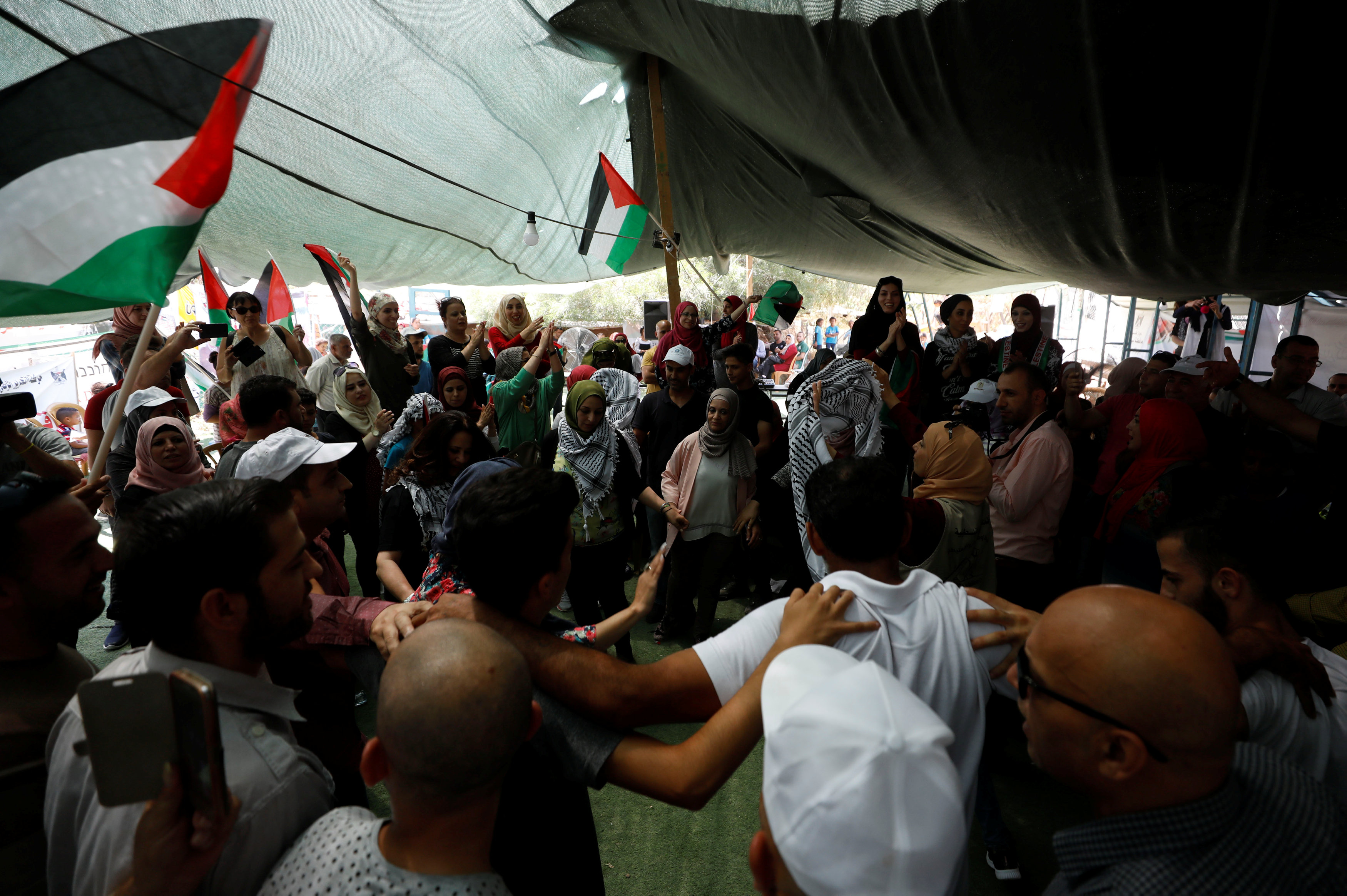 الفلسطينيون يرفعون الأعلام رافضين هدم القرية