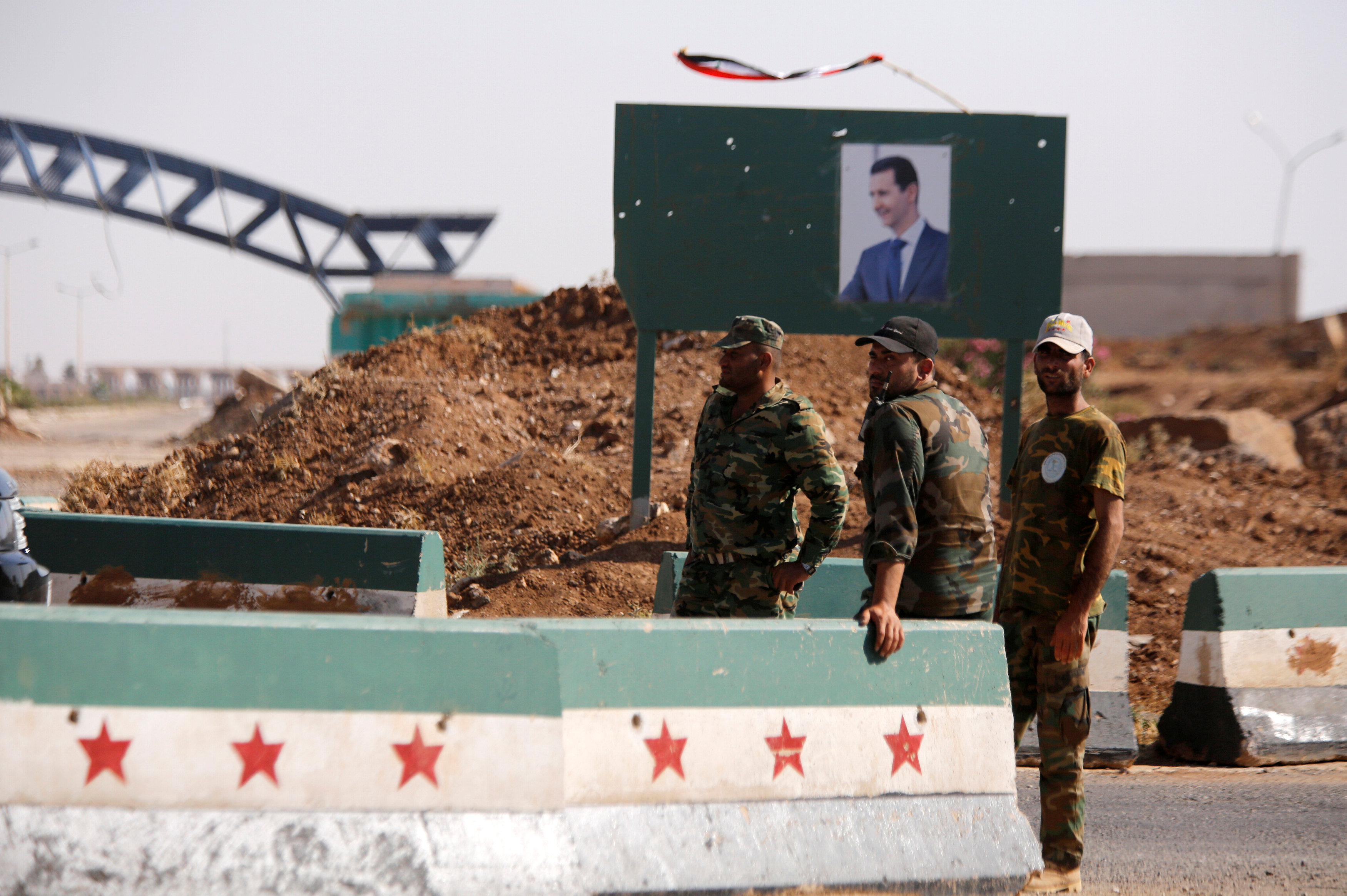 جنود سوريين يقفون بالجانب السورى عند الحدود مع الأردن