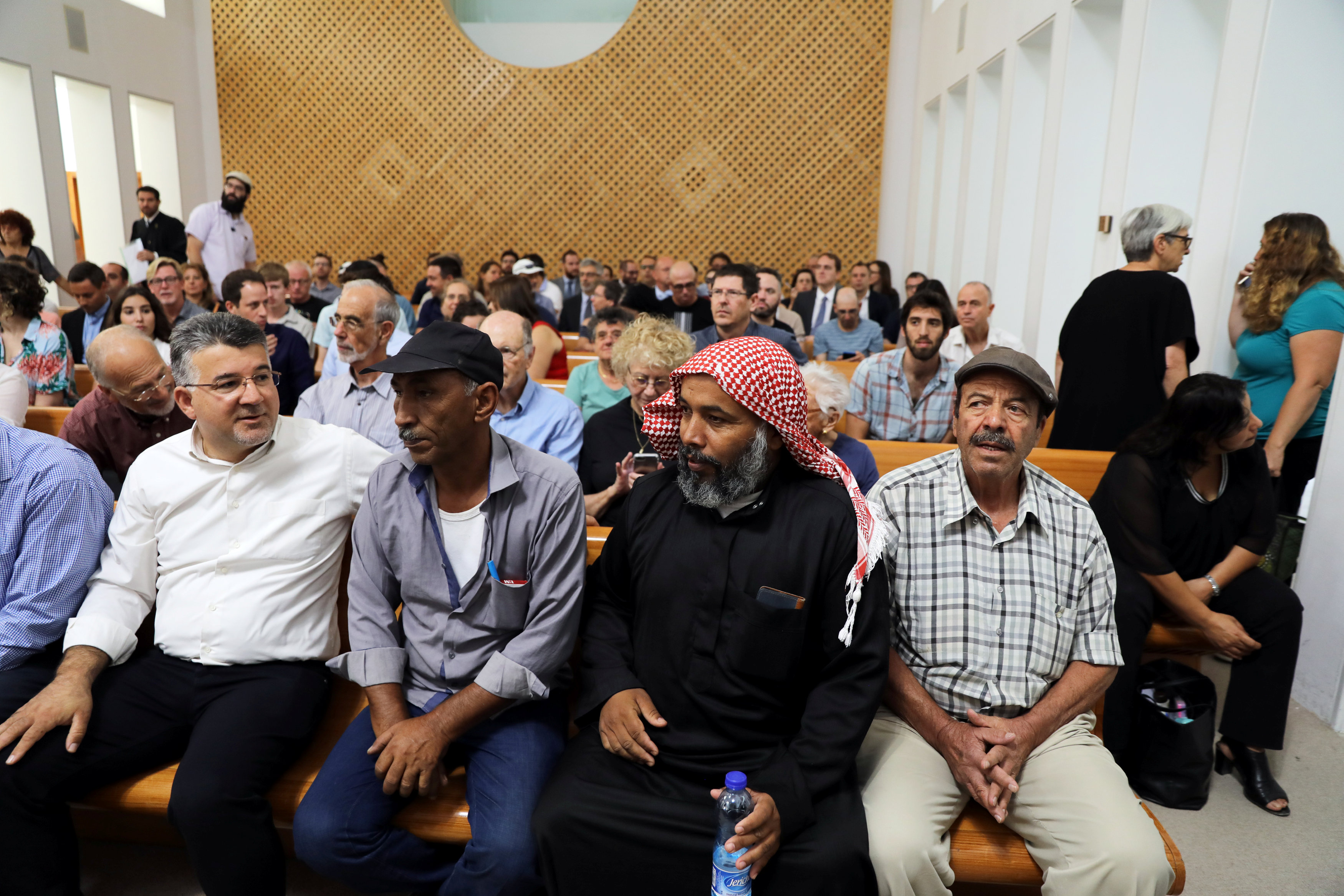 فلسطينيون ينتظرون بدء الجلسة