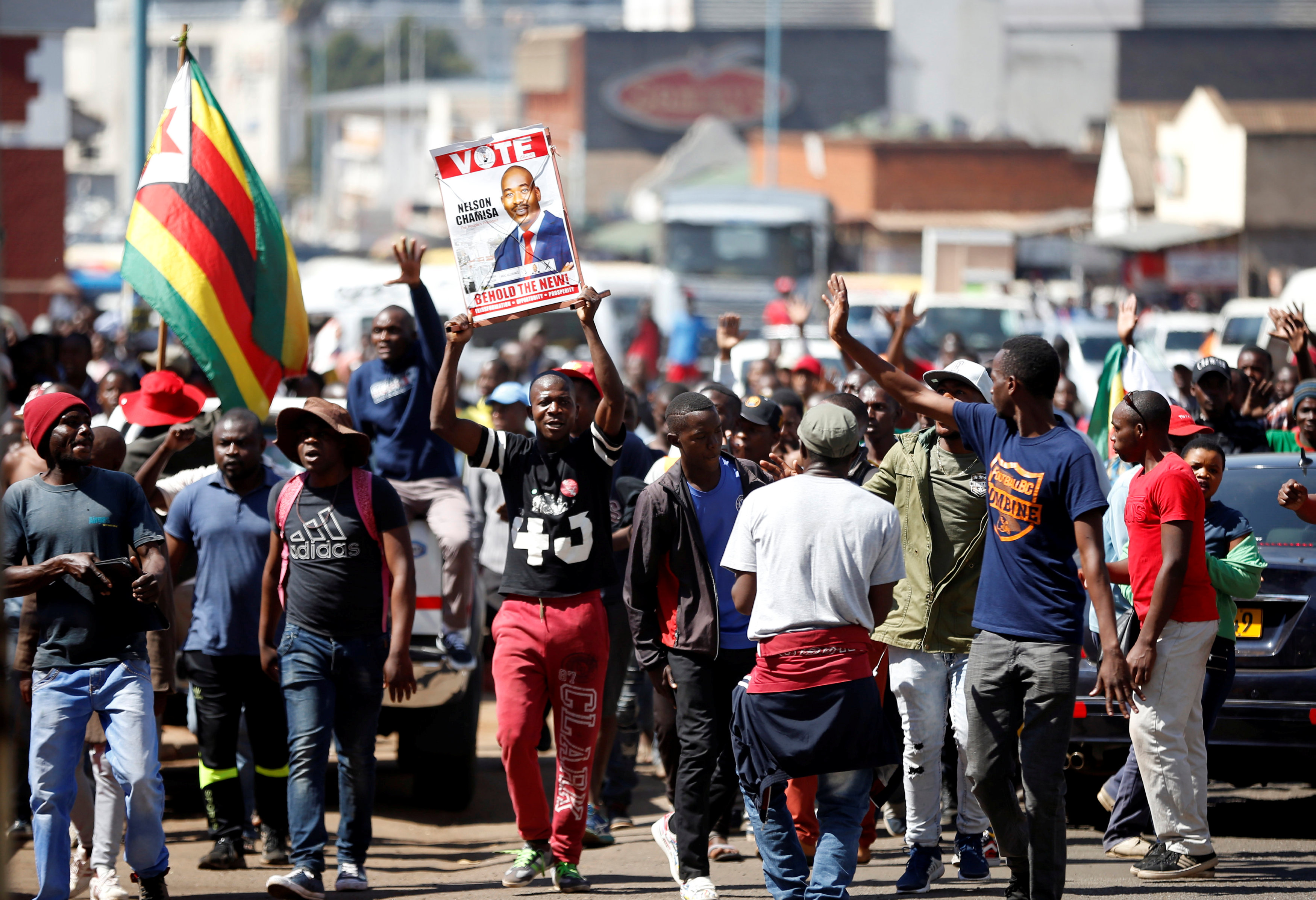متظاهرين يحملون صور مرشح المعارضة فى زيمبابوى
