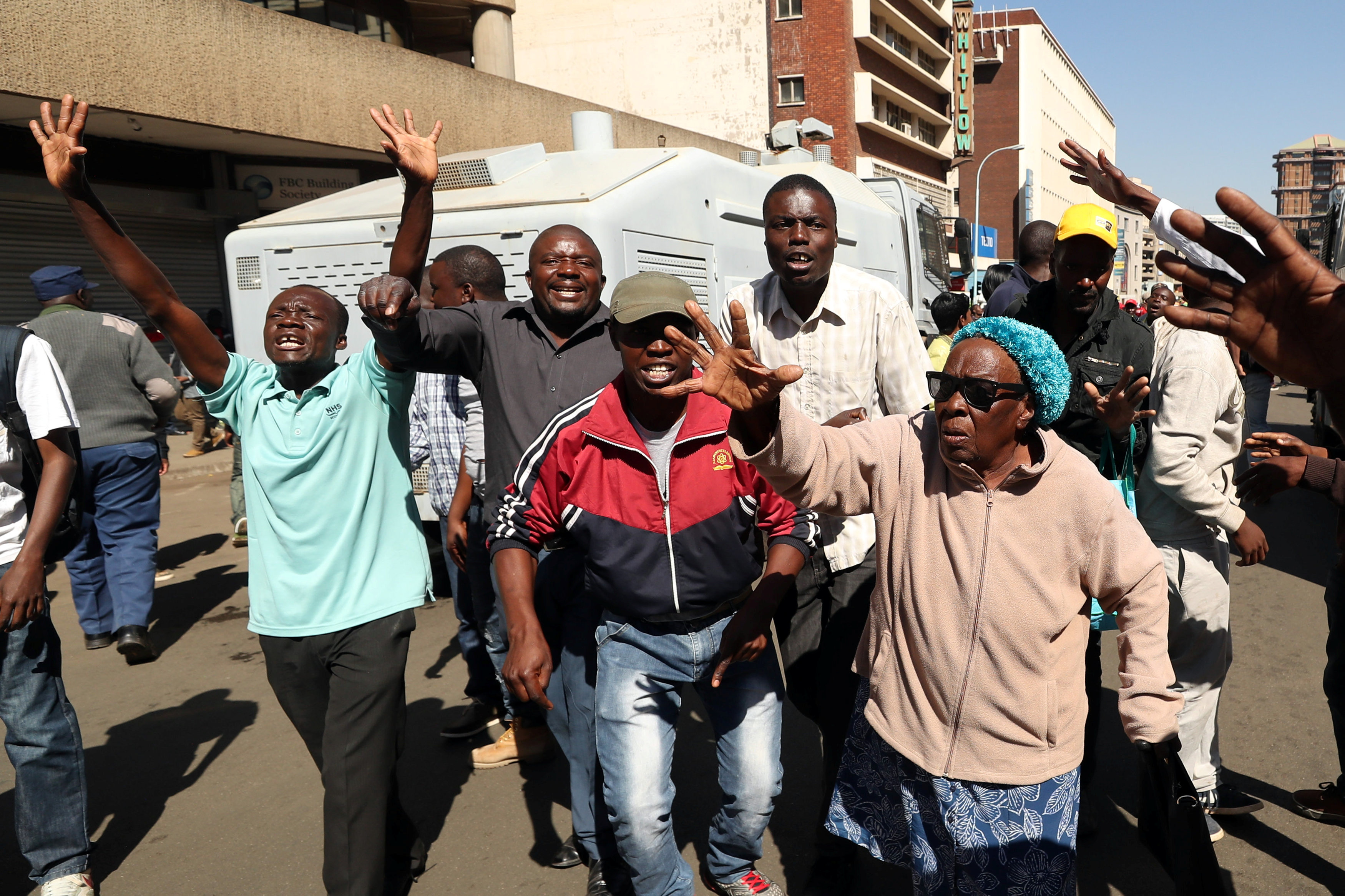 عدد من المحتجين أمام لجنة الانتخابات فى زيمبابوى