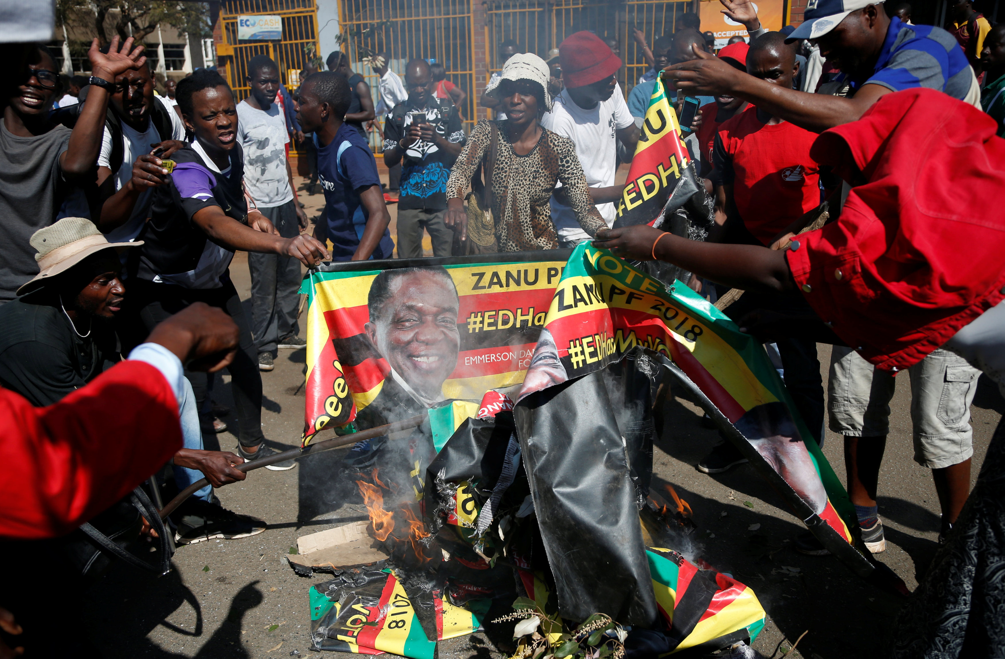 متظاهرون يمزقون صور الرئيس مانجاجوا