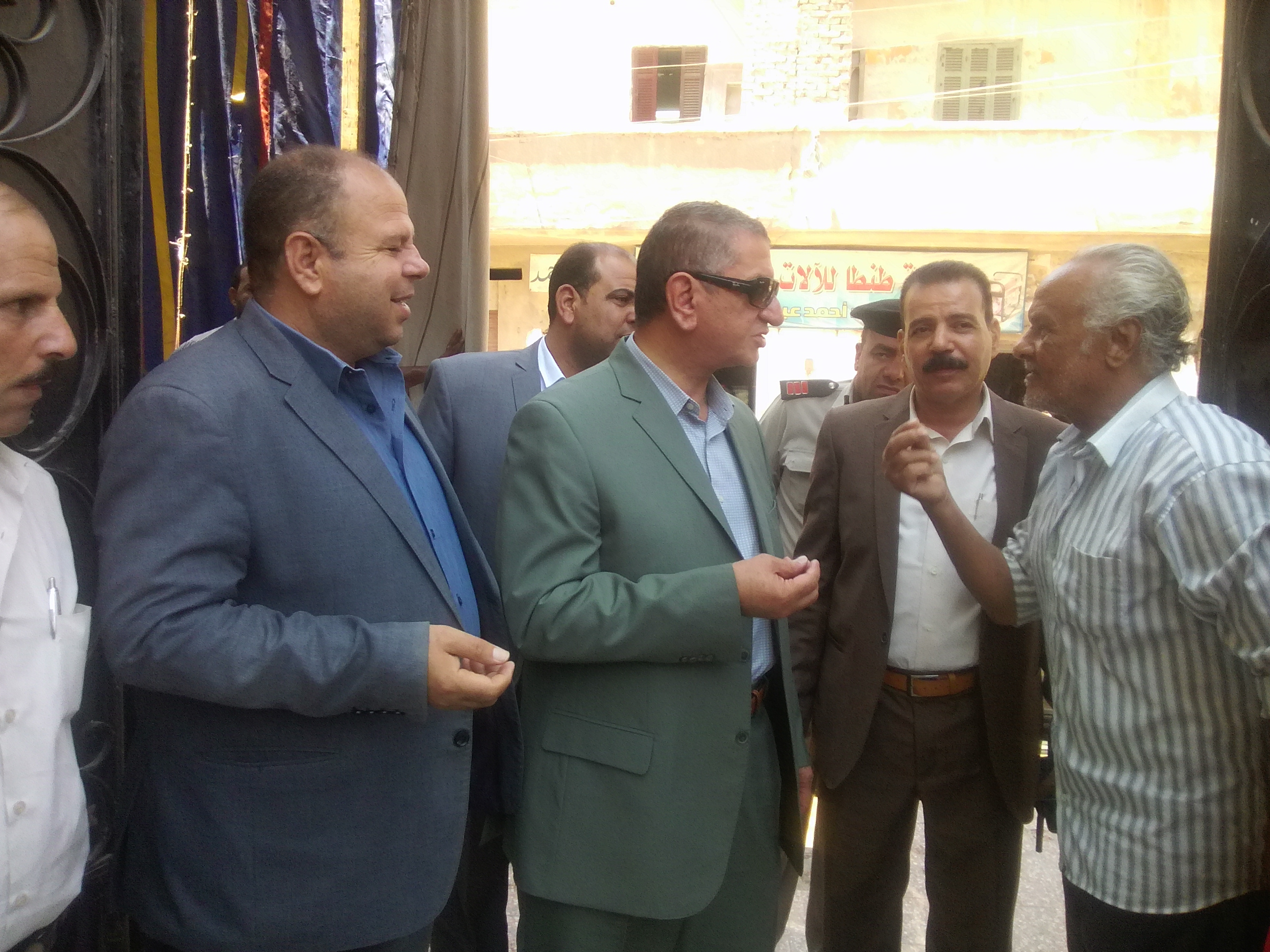           محافظ كفر الشيخ يستمع لشكوى مواطن أمام مكتب اضافة المواليد