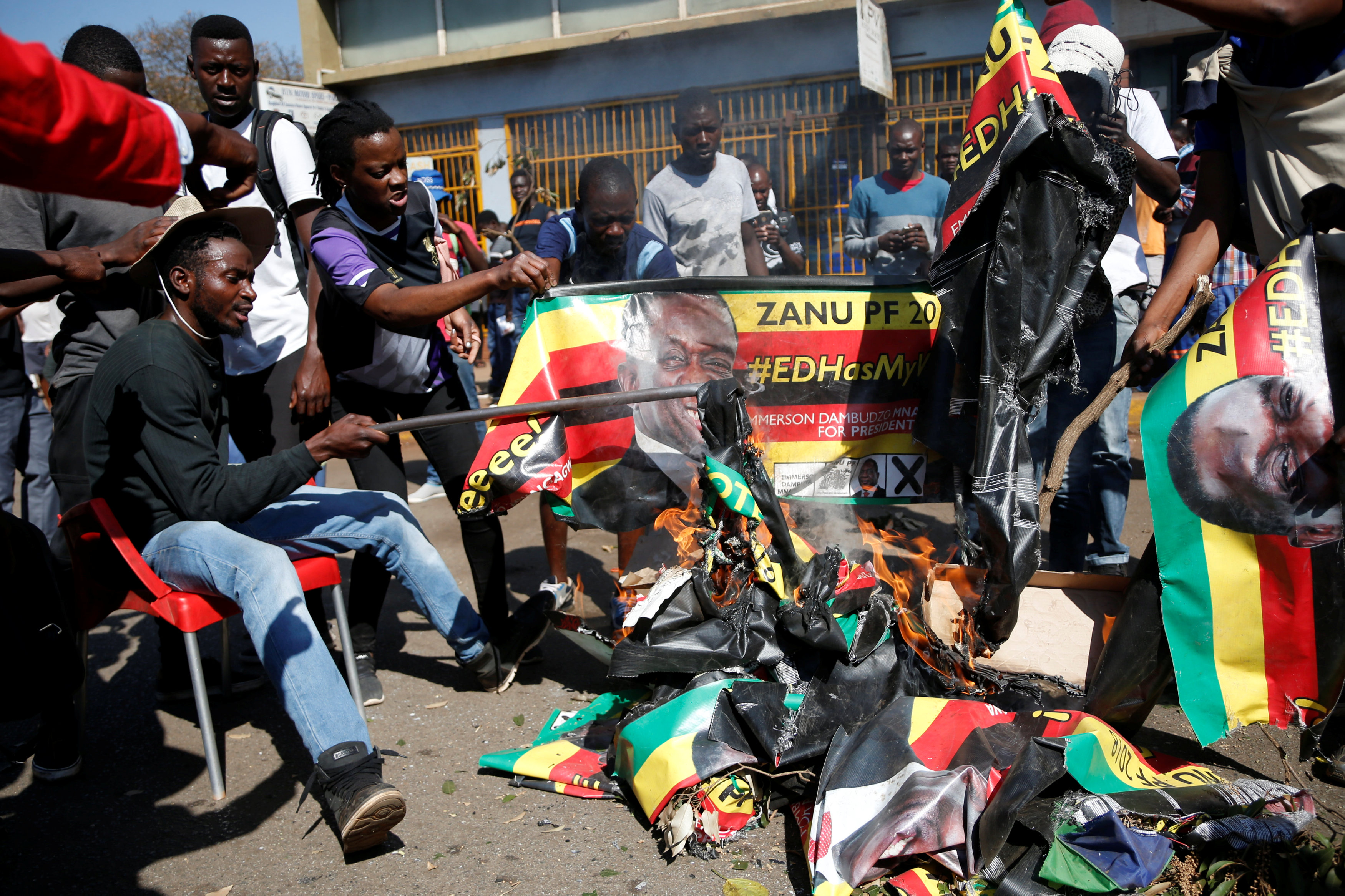 متظاهرون يعربون عن رفضهم نتائج انتخابات زيمبابوى