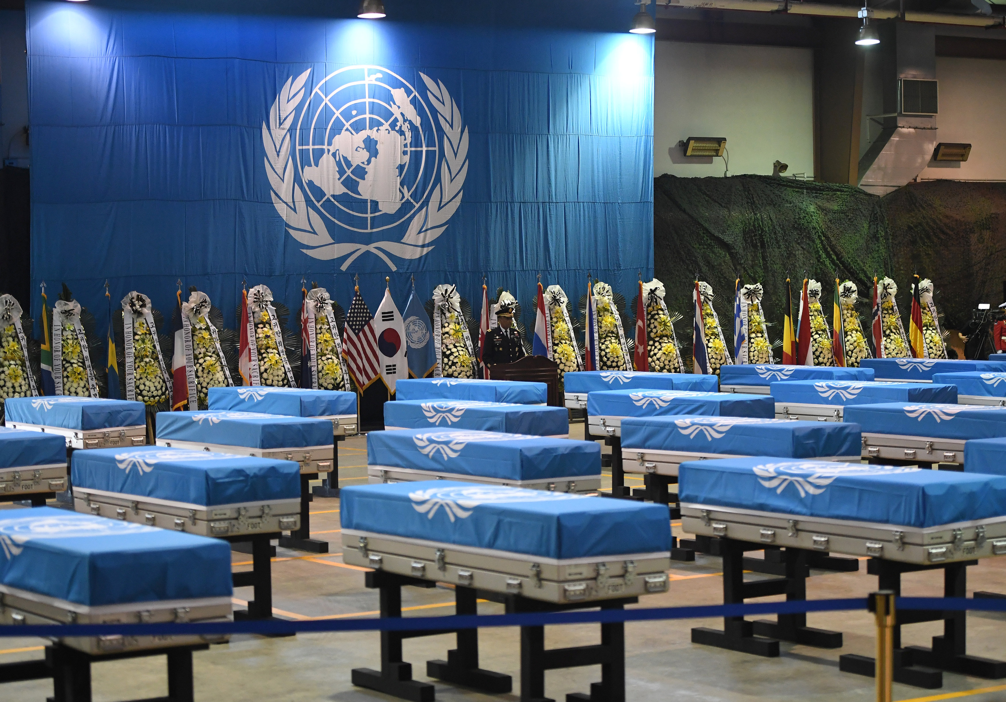 رفات الجنود الأمريكيين مغطاه بعلم الأمم المتحدة